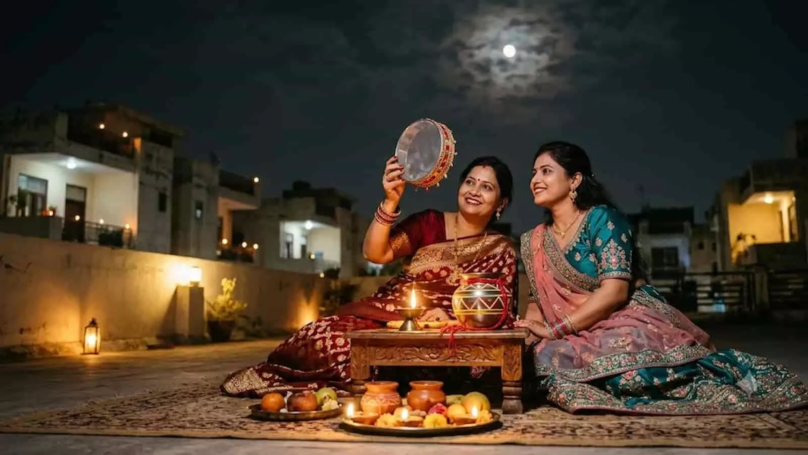 तस्वीर में दो महिलाएं छत पर छलनी से चांद देखकर करवा चौथ की पूजा करती दिख रही हैं। तस्वीर में दो महिलाएं छत पर छलनी से चांद देखकर करवा चौथ की पूजा करती दिख रही हैं।