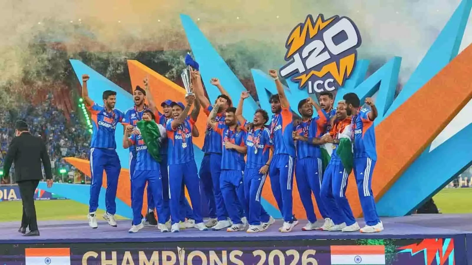 तस्वीर में भारतीय क्रिकेट टीम के खिलाड़ी ट्रॉफी उठाकर टी20 मैच में जीत का जश्न मनाते हुए दिख रहे हैं। तस्वीर में भारतीय क्रिकेट टीम के खिलाड़ी ट्रॉफी उठाकर टी20 मैच में जीत का जश्न मनाते हुए दिख रहे हैं।