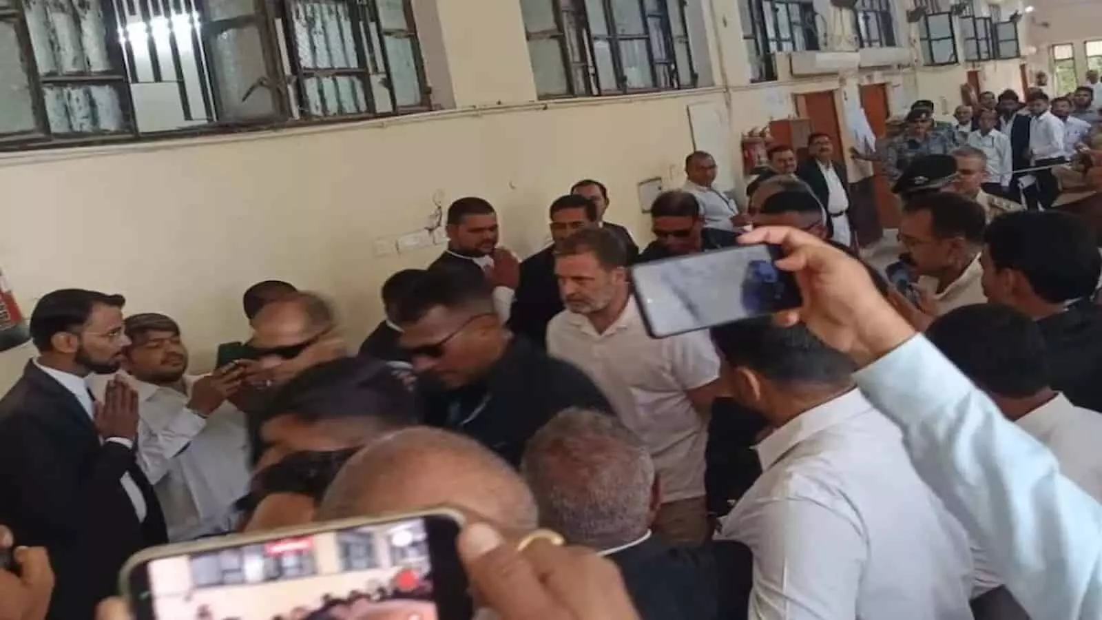 तस्वीर में राहुल गांधी सुरक्षाकर्मियों और वकीलों के बीच सुलतानपुर कोर्ट परिसर के भीतर चलते हुए दिख रहे हैं। तस्वीर में राहुल गांधी सुरक्षाकर्मियों और वकीलों के बीच सुलतानपुर कोर्ट परिसर के भीतर चलते हुए दिख रहे हैं।