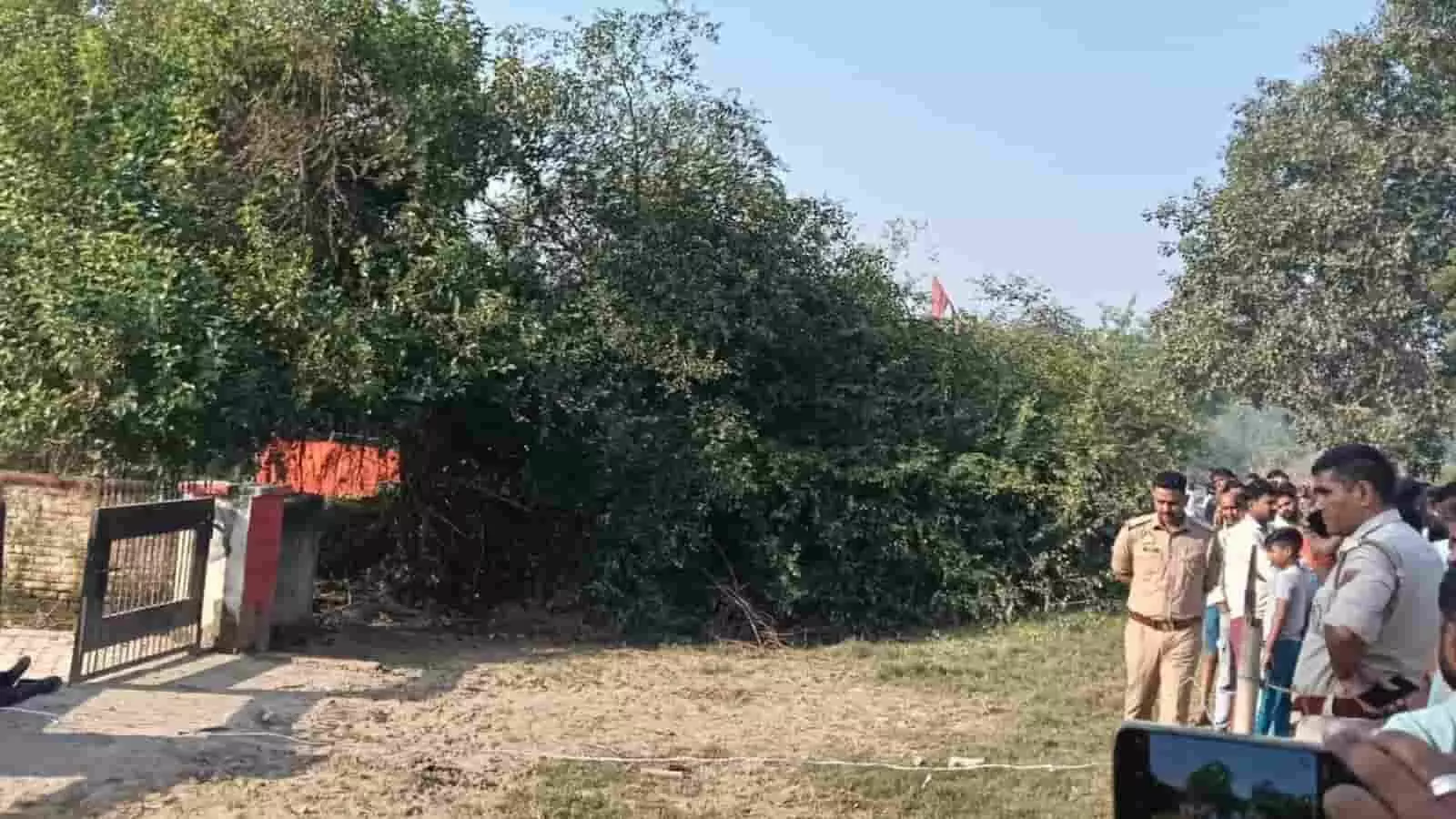 तस्वीर में पुलिस और ग्रामीण बरेली के डप्टा श्यामपुर गांव में घटनास्थल पर जांच के लिए खड़े हैं। तस्वीर में पुलिस और ग्रामीण बरेली के डप्टा श्यामपुर गांव में घटनास्थल पर जांच के लिए खड़े हैं।