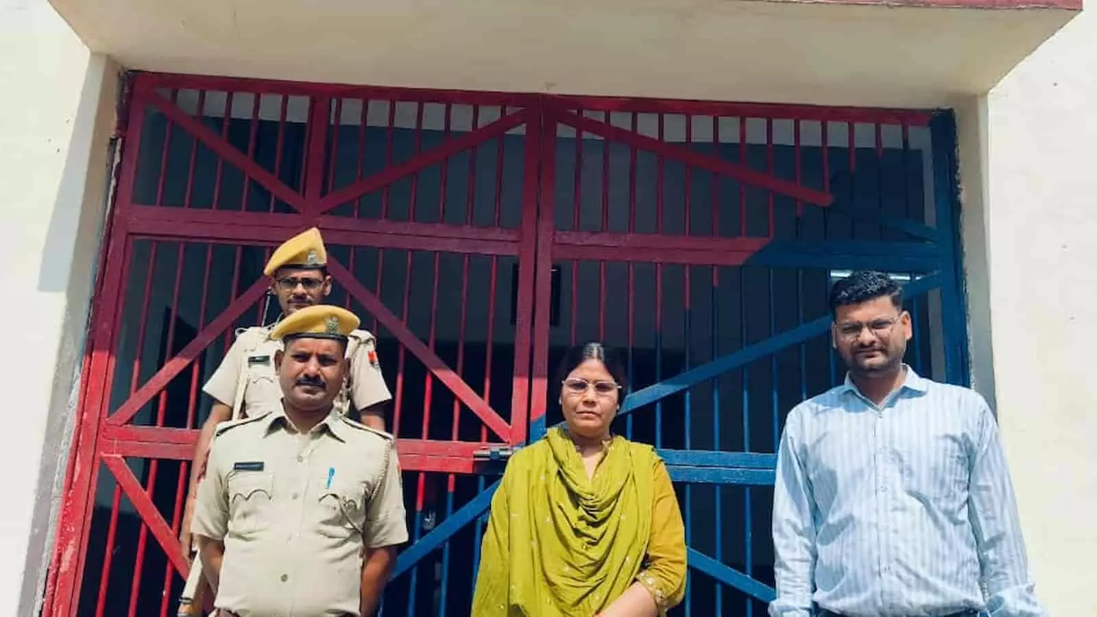 तस्वीर में गंगापुर उपकारागृह के मुख्य द्वार पर न्यायिक अधिकारी और जेल स्टाफ नजर आ रहे हैं। तस्वीर में गंगापुर उपकारागृह के मुख्य द्वार पर न्यायिक अधिकारी और जेल स्टाफ नजर आ रहे हैं।