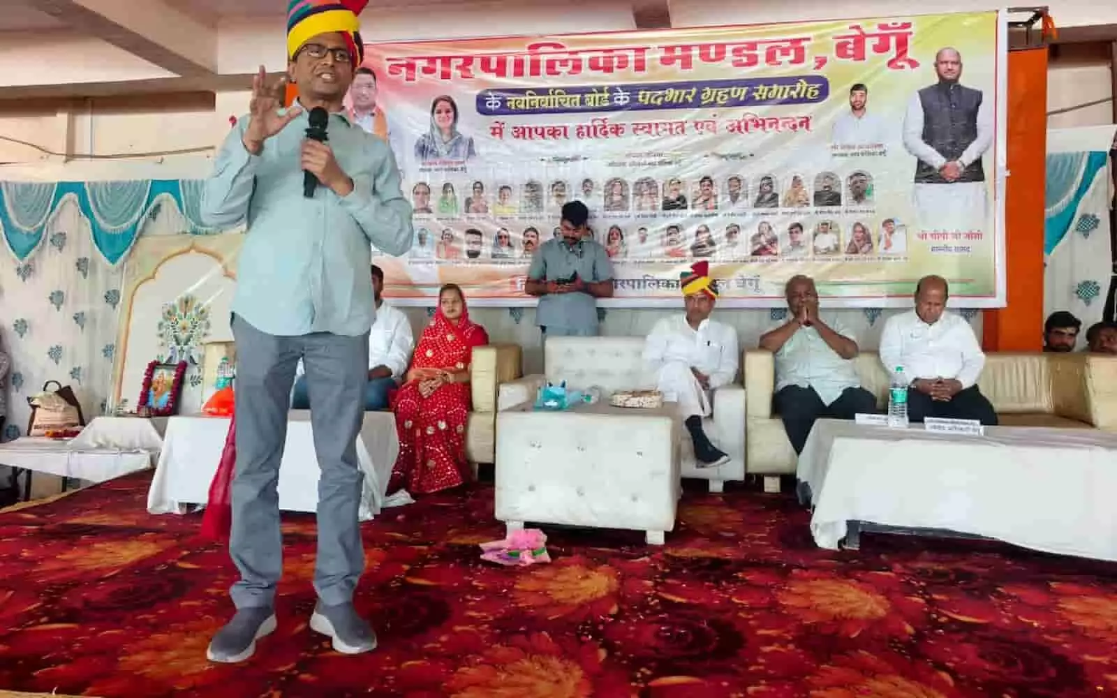 तस्वीर में बेगूं के नगर पालिका पदभार ग्रहण समारोह में संबोधित करते वक्ता नजर आ रहे हैं।