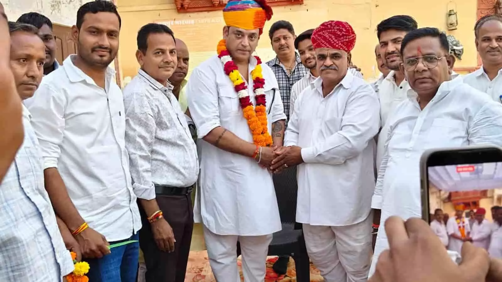 तस्वीर में साफा व माला पहने कुंवर मानवजीत सिंह रायपुर में समर्थकों के साथ खड़े दिख रहे हैं। तस्वीर में साफा व माला पहने कुंवर मानवजीत सिंह रायपुर में समर्थकों के साथ खड़े दिख रहे हैं।