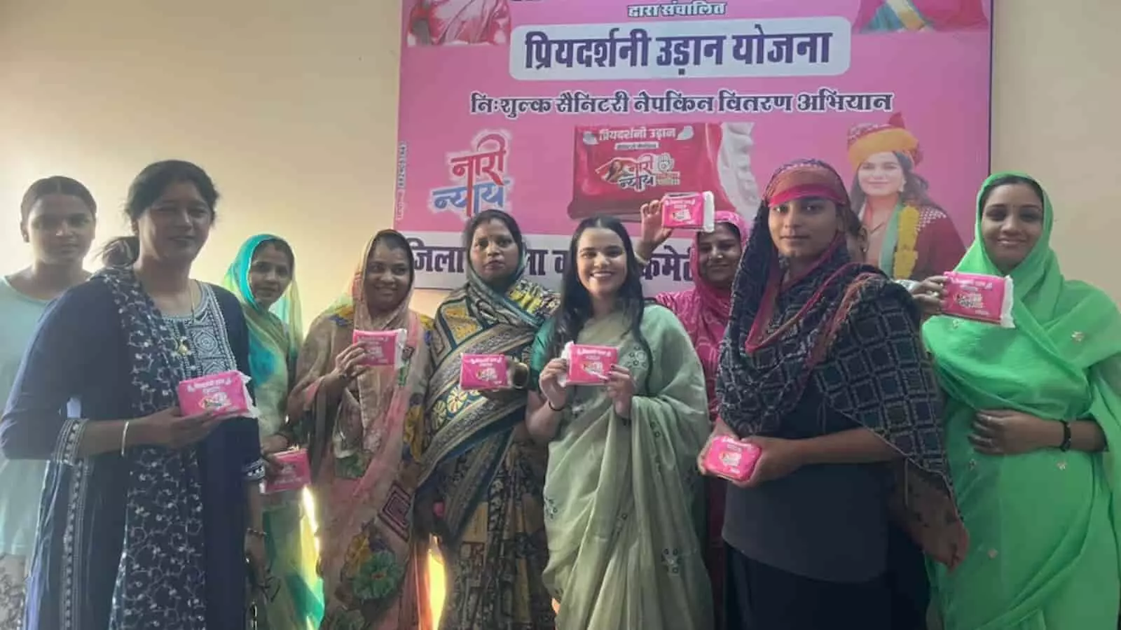 तस्वीर में ब्यावर में महिलाओं को सेनेटरी पैड वितरित करती महिला कांग्रेस जिला अध्यक्ष इशिका जैन। तस्वीर में ब्यावर में महिलाओं को सेनेटरी पैड वितरित करती महिला कांग्रेस जिला अध्यक्ष इशिका जैन।