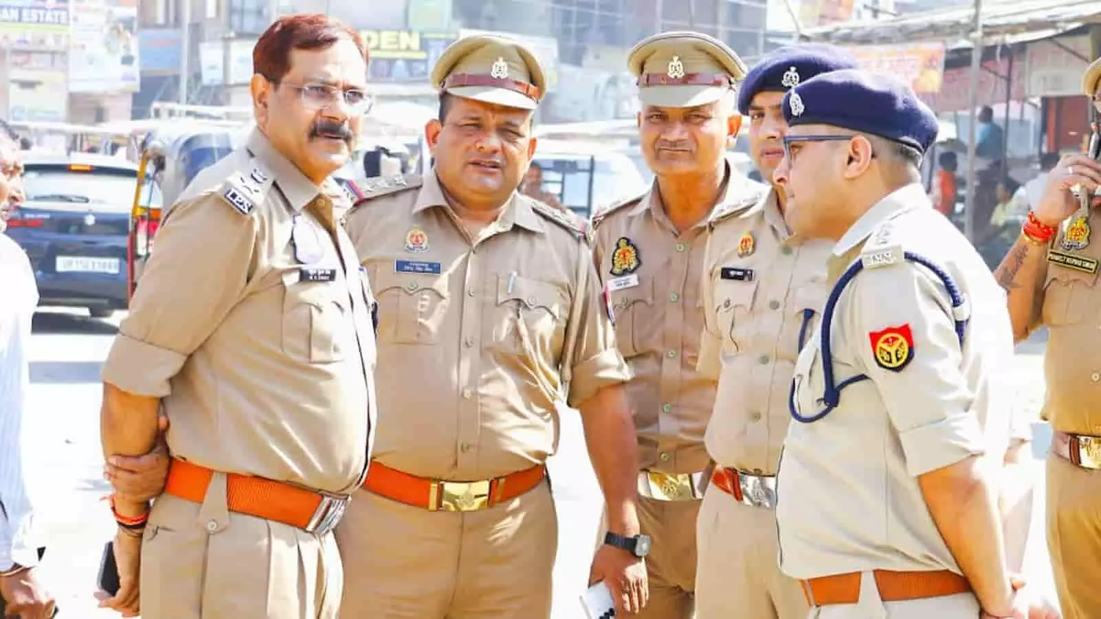 तस्वीर में हापुड़ में सुरक्षा व्यवस्था का औचक निरीक्षण करते पुलिस अधिकारी दिख रहे हैं। तस्वीर में हापुड़ में सुरक्षा व्यवस्था का औचक निरीक्षण करते पुलिस अधिकारी दिख रहे हैं।