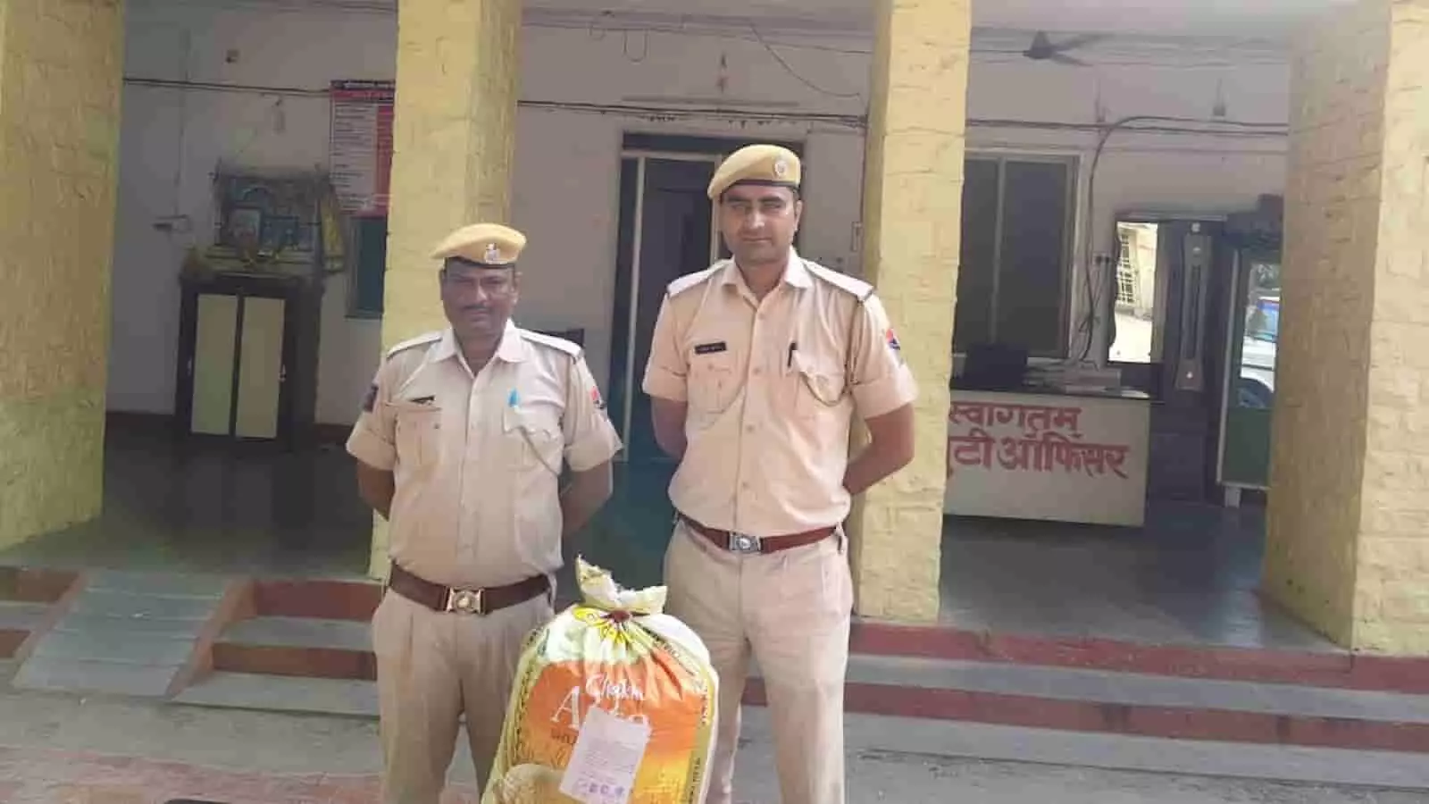 तस्वीर में भवानीमंडी थाने के बाहर खड़े पुलिसकर्मी अवैध डोडा-चूरा जब्ती मामले की जानकारी दे रहे हैं। तस्वीर में भवानीमंडी थाने के बाहर खड़े पुलिसकर्मी अवैध डोडा-चूरा जब्ती मामले की जानकारी दे रहे हैं।