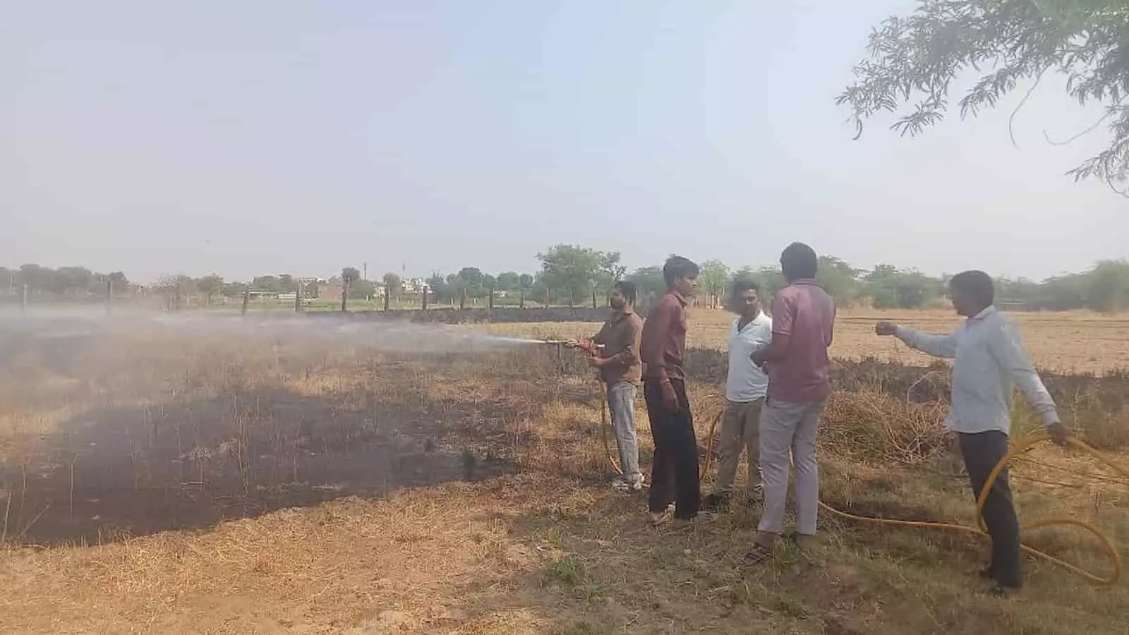 तस्वीर में रायपुर के बेरा रादुबा क्षेत्र में खेतों की बाड़ की आग बुझाते ग्रामीण। तस्वीर में रायपुर के बेरा रादुबा क्षेत्र में खेतों की बाड़ की आग बुझाते ग्रामीण।