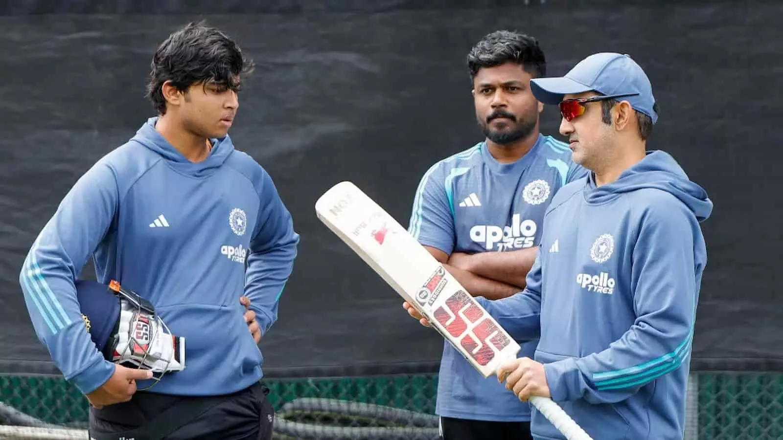 तस्वीर में हेड कोच गौतम गंभीर वेलिंगटन में युवा बल्लेबाज वैभव सूर्यवंशी को बल्लेबाजी के टिप्स देते दिख रहे हैं. तस्वीर में हेड कोच गौतम गंभीर वेलिंगटन में युवा बल्लेबाज वैभव सूर्यवंशी को बल्लेबाजी के टिप्स देते दिख रहे हैं.