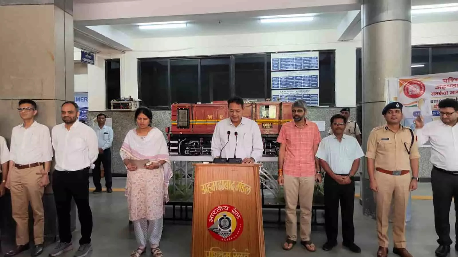 तस्वीर में अहमदाबाद मंडल में सतर्कता जागरूकता सप्ताह के अवसर पर शपथ लेते अधिकारी दिख रहे हैं। तस्वीर में अहमदाबाद मंडल में सतर्कता जागरूकता सप्ताह के अवसर पर शपथ लेते अधिकारी दिख रहे हैं।