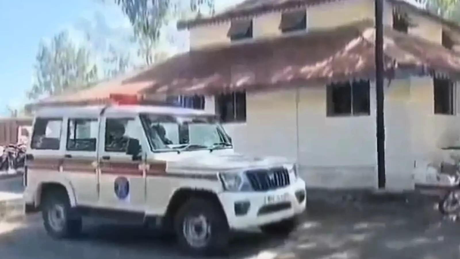 तस्वीर में मोर्शी पुलिस स्टेशन परिसर के बाहर खड़ी पुलिस गाड़ी चोरी मामले की जांच को दर्शाती है। तस्वीर में मोर्शी पुलिस स्टेशन परिसर के बाहर खड़ी पुलिस गाड़ी चोरी मामले की जांच को दर्शाती है।