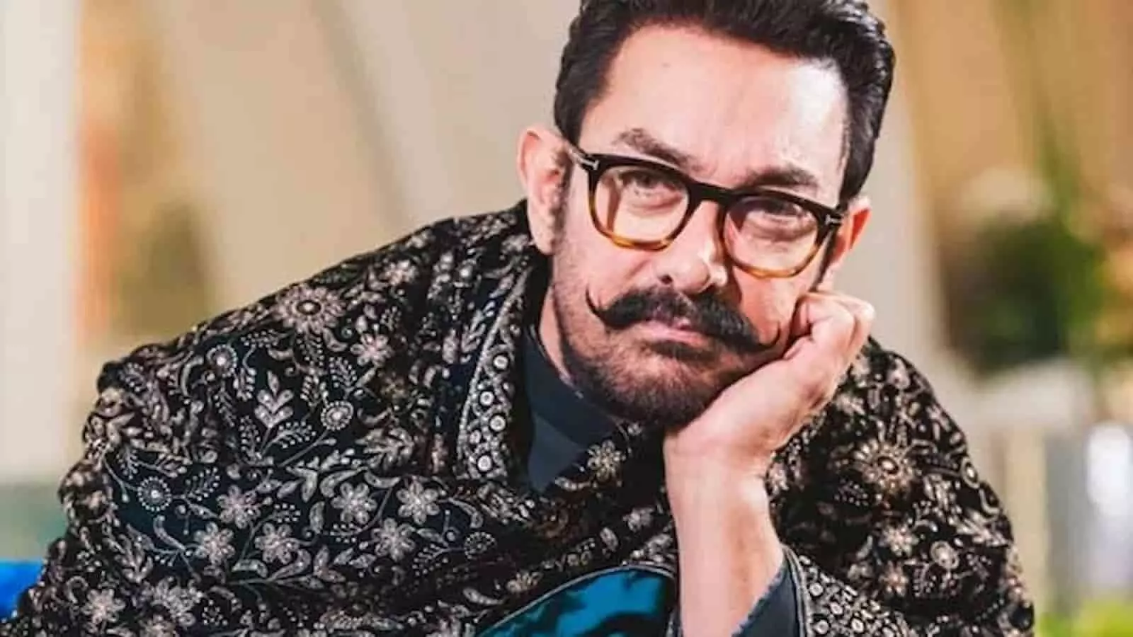 तस्वीर में चश्मा पहने और पारंपरिक परिधान में अभिनेता आमिर खान नजर आ रहे हैं। तस्वीर में चश्मा पहने और पारंपरिक परिधान में अभिनेता आमिर खान नजर आ रहे हैं।