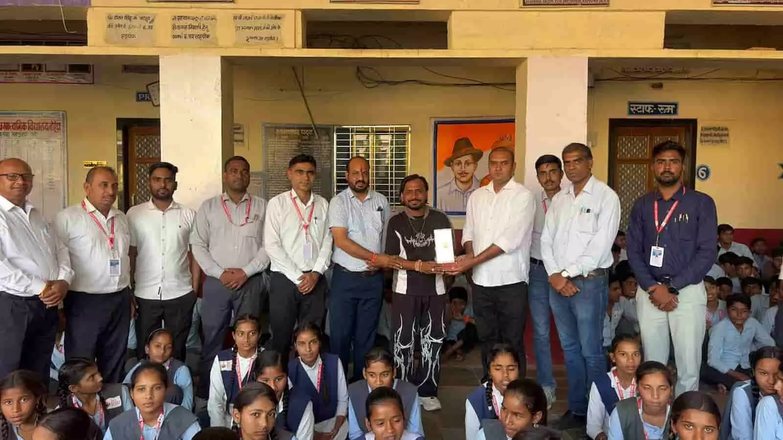 तस्वीर में विद्यालय परिसर में कोरियोग्राफर कालूराम को स्मृति चिह्न देकर सम्मानित करते शिक्षक और छात्र। तस्वीर में विद्यालय परिसर में कोरियोग्राफर कालूराम को स्मृति चिह्न देकर सम्मानित करते शिक्षक और छात्र।