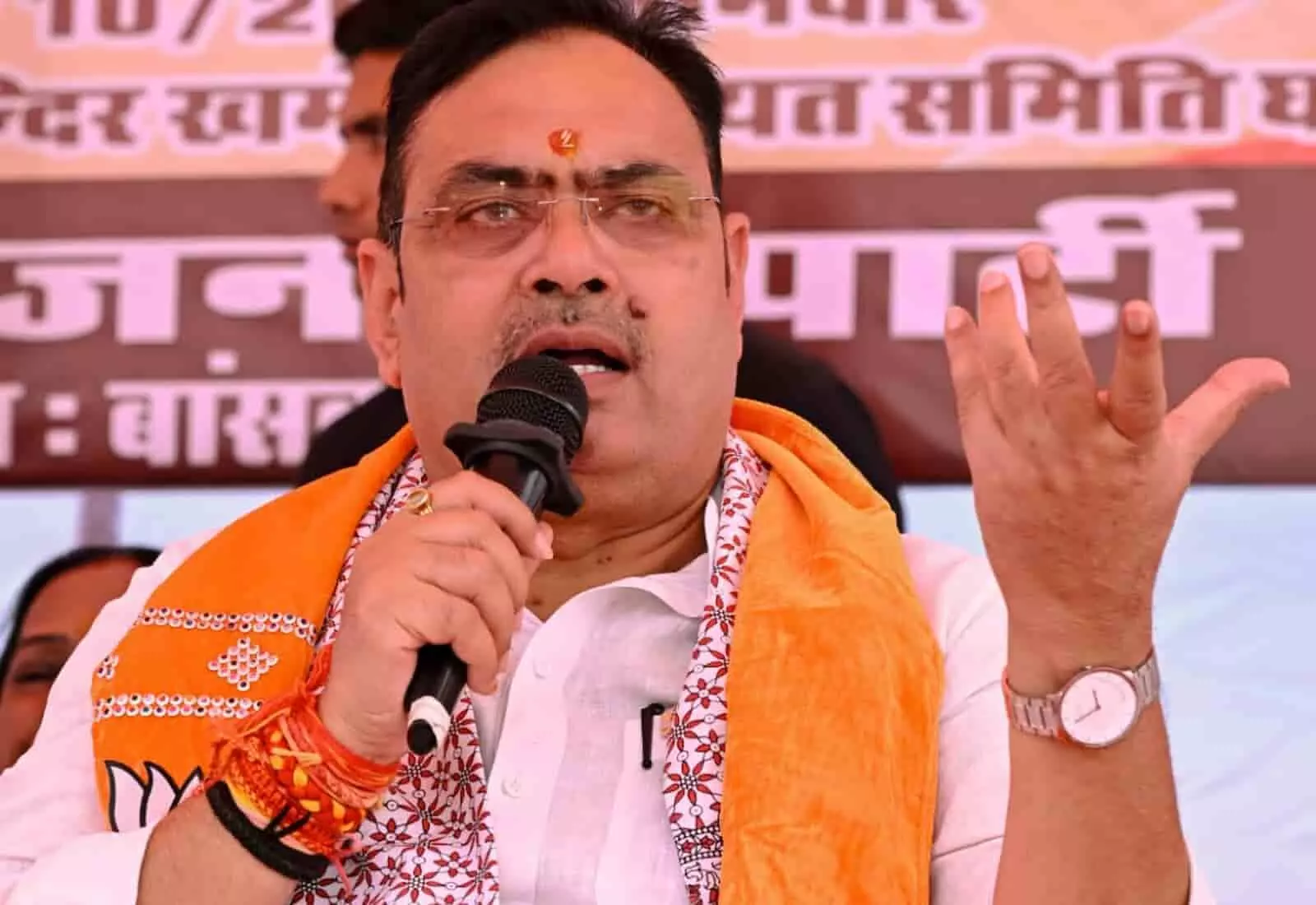तस्वीर में मुख्यमंत्री भजनलाल शर्मा बांसवाड़ा में माइक से भाजपा कार्यकर्ताओं को संबोधित करते हुए दिख रहे हैं। तस्वीर में मुख्यमंत्री भजनलाल शर्मा बांसवाड़ा में माइक से भाजपा कार्यकर्ताओं को संबोधित करते हुए दिख रहे हैं।