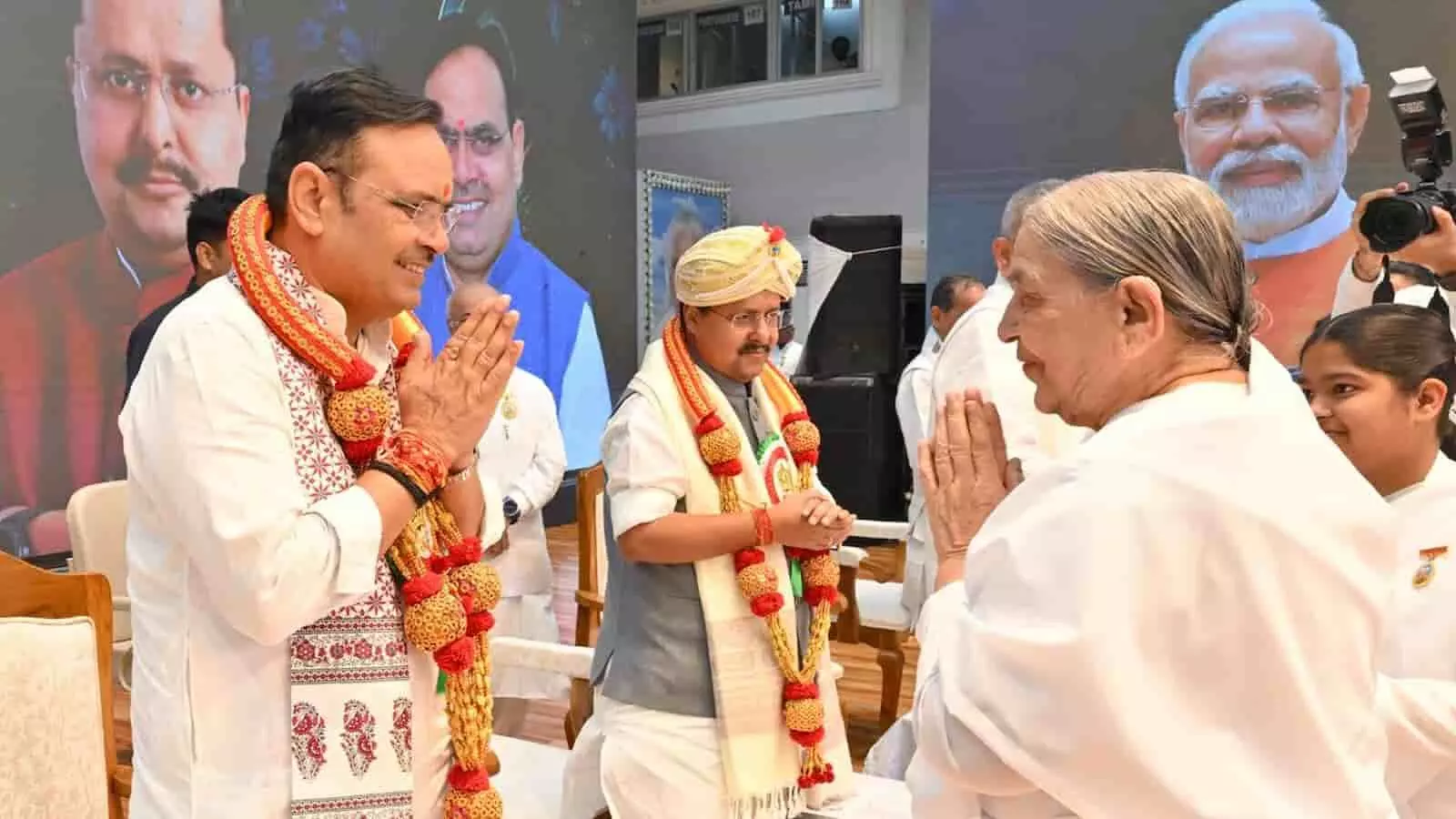 तस्वीर में मुख्यमंत्री भजनलाल शर्मा और सांसद नितिन नवीन आबूरोड स्थित ब्रह्माकुमारी संस्थान में हाथ जोड़कर प्रणाम करते हुए। तस्वीर में मुख्यमंत्री भजनलाल शर्मा और सांसद नितिन नवीन आबूरोड स्थित ब्रह्माकुमारी संस्थान में हाथ जोड़कर प्रणाम करते हुए।