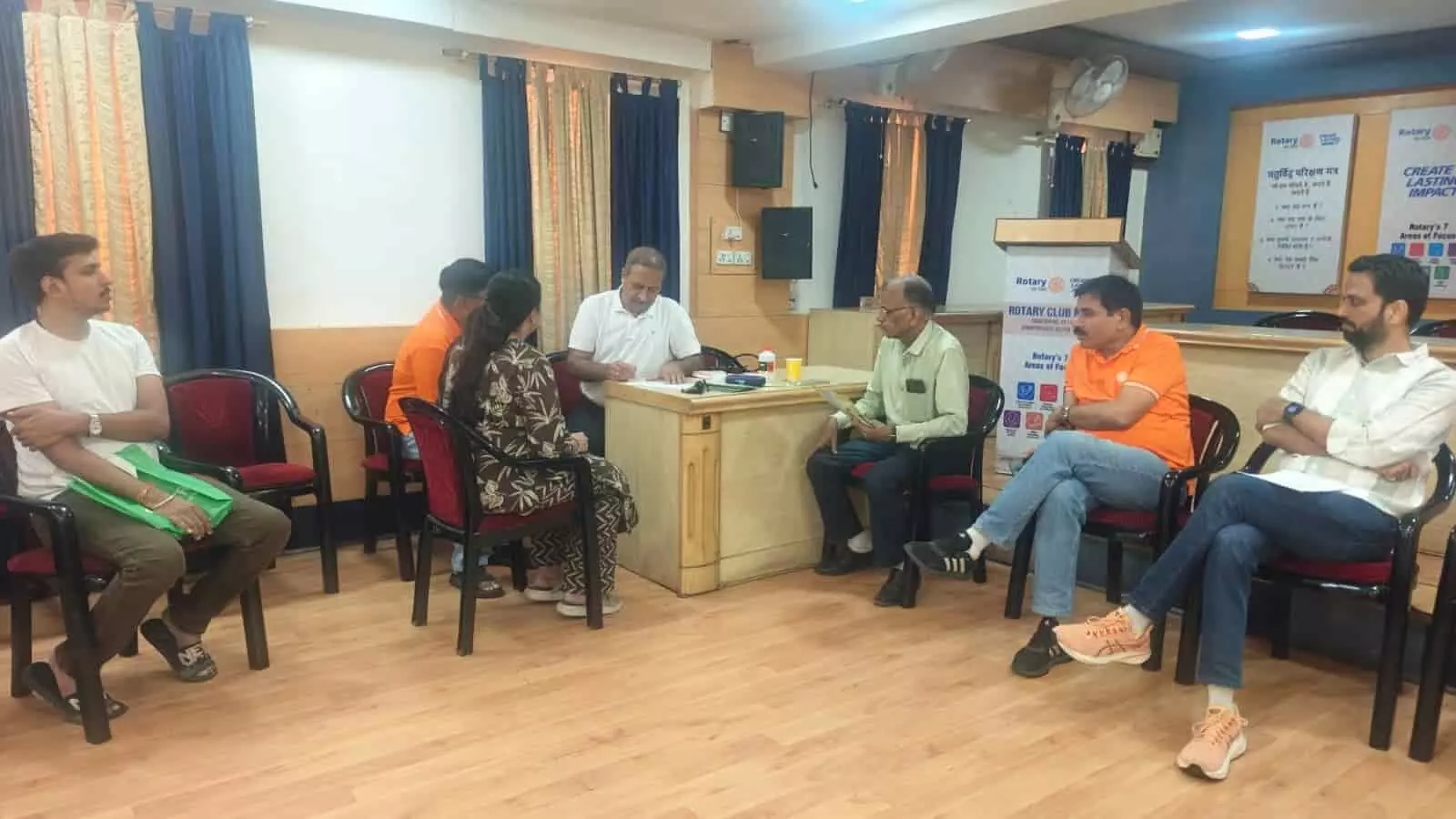 तस्वीर में कोटा के रोटरी क्लब शिविर में मरीजों का उपचार करते विशेषज्ञ डॉक्टर दिख रहे हैं। तस्वीर में कोटा के रोटरी क्लब शिविर में मरीजों का उपचार करते विशेषज्ञ डॉक्टर दिख रहे हैं।