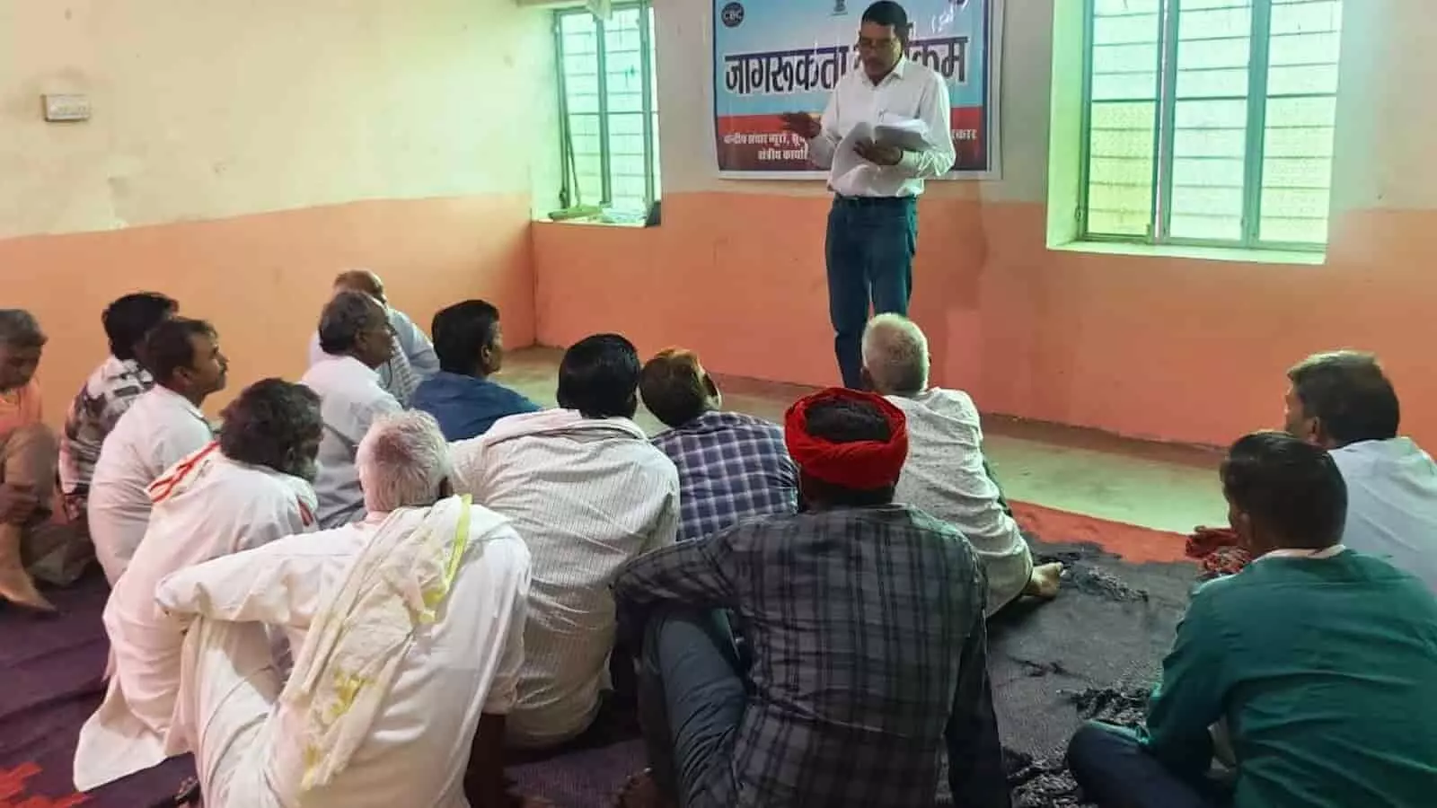 तस्वीर में अधिकारी सवाई माधोपुर के चकचैनपुरा में नागरिकों को सतर्कता और स्वच्छता की शपथ दिला रहे हैं। तस्वीर में अधिकारी सवाई माधोपुर के चकचैनपुरा में नागरिकों को सतर्कता और स्वच्छता की शपथ दिला रहे हैं।