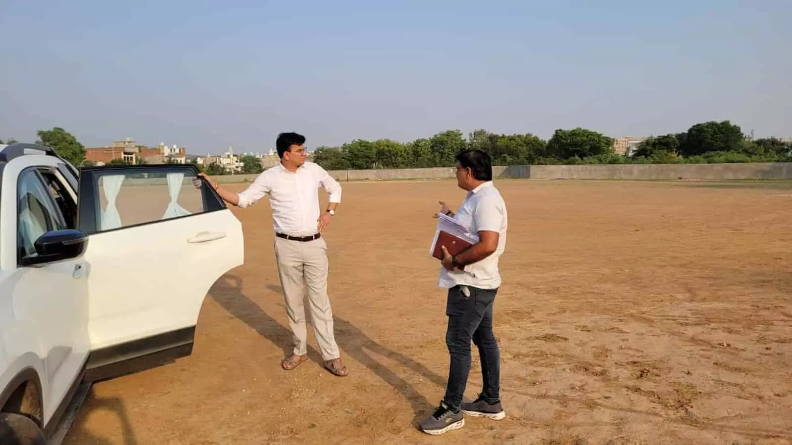 तस्वीर में सीईओ मोहित कासनिया चौथ का बरवाड़ा में खेल मैदान विकास कार्य का निरीक्षण करते हुए। तस्वीर में सीईओ मोहित कासनिया चौथ का बरवाड़ा में खेल मैदान विकास कार्य का निरीक्षण करते हुए।