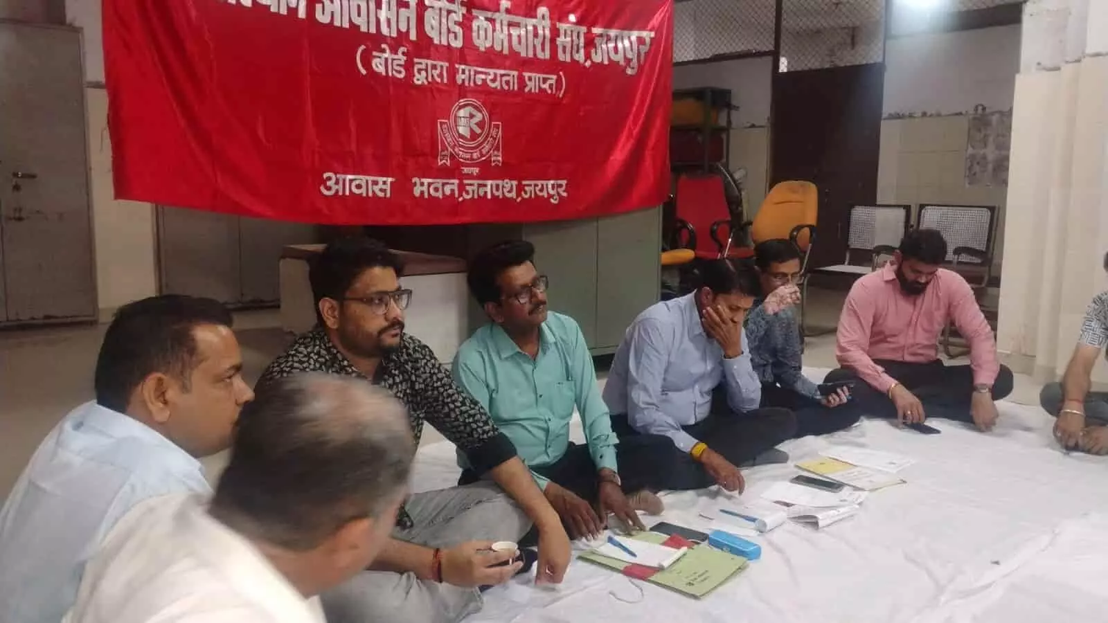 तस्वीर में राजस्थान आवासन मंडल कर्मचारी संघ के पदाधिकारी जयपुर में बैठक के दौरान चर्चा करते हुए दिख रहे हैं। तस्वीर में राजस्थान आवासन मंडल कर्मचारी संघ के पदाधिकारी जयपुर में बैठक के दौरान चर्चा करते हुए दिख रहे हैं।