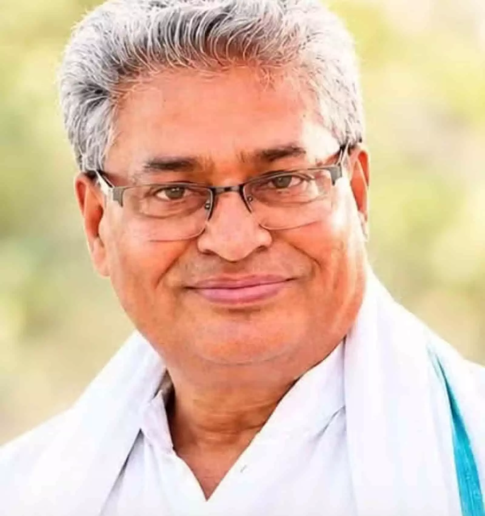 तस्वीर में आरपीएससी के पूर्व सदस्य सुरजीत मीणा चश्मा पहने मुस्कुराते हुए दिखाई दे रहे हैं। तस्वीर में आरपीएससी के पूर्व सदस्य सुरजीत मीणा चश्मा पहने मुस्कुराते हुए दिखाई दे रहे हैं।