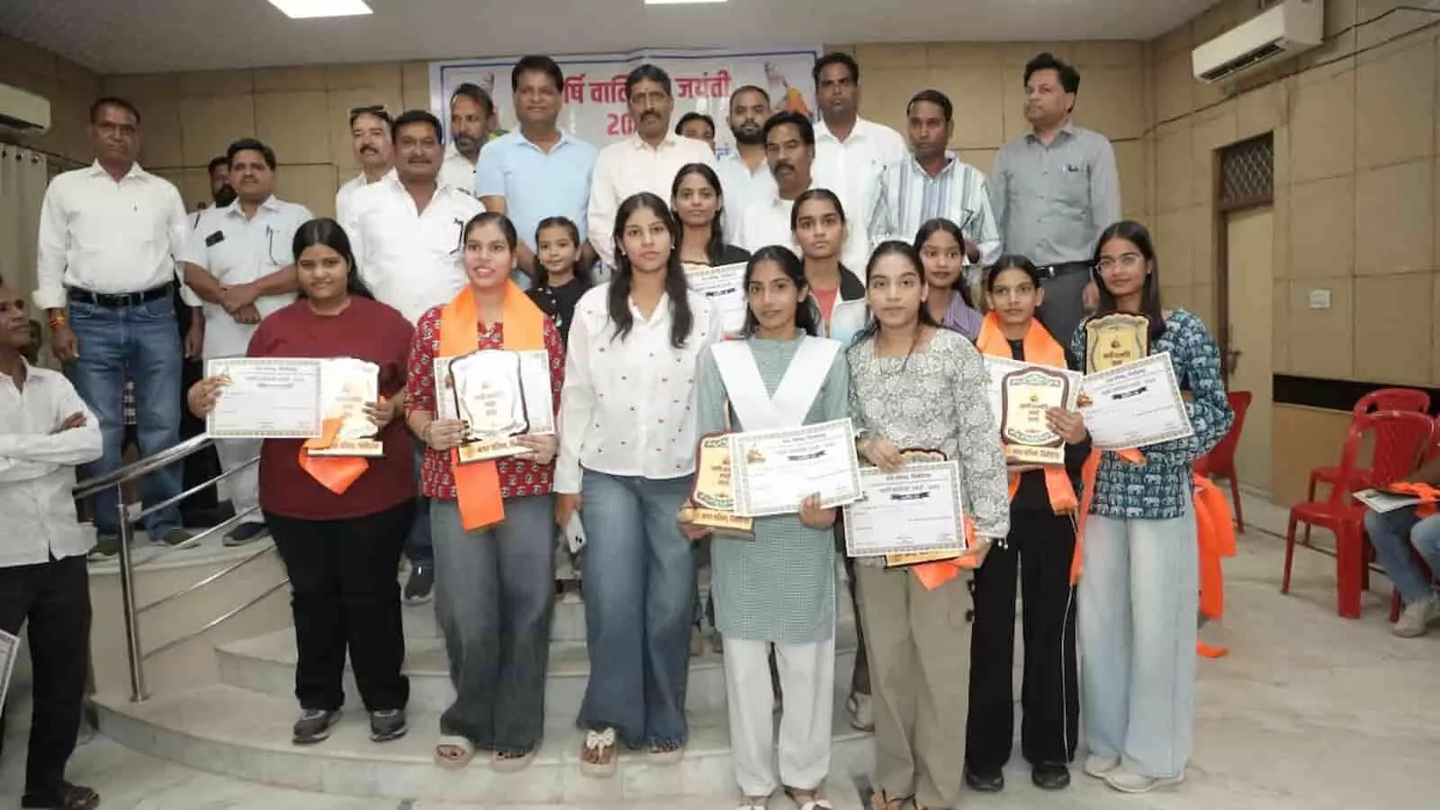 चित्तौड़गढ़ में आयोजित वाल्मीकि जयंती समारोह के दौरान मंच पर अपने सम्मान पत्र और ट्रॉफी दिखाती प्रतिभावान छात्राएं। चित्तौड़गढ़ में आयोजित वाल्मीकि जयंती समारोह के दौरान मंच पर अपने सम्मान पत्र और ट्रॉफी दिखाती प्रतिभावान छात्राएं।