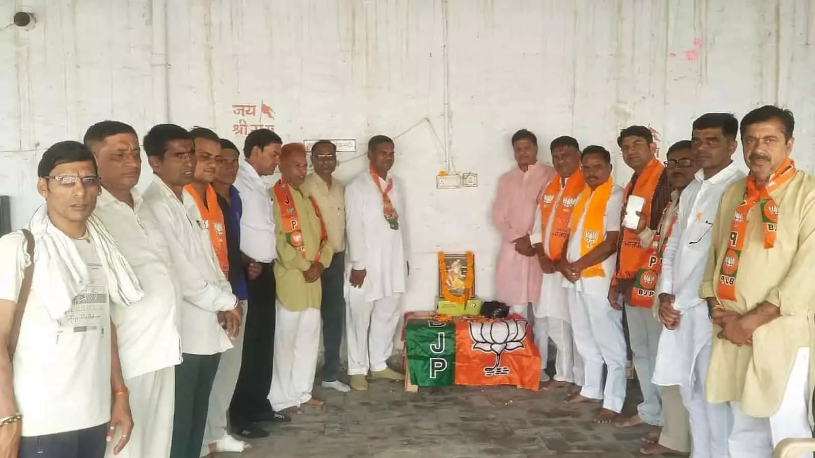 तस्वीर में नोहर के मटोरिया भवन में महर्षि वाल्मीकि जयंती कार्यक्रम के दौरान एकत्र हुए भाजपा कार्यकर्ता दिख रहे हैं। तस्वीर में नोहर के मटोरिया भवन में महर्षि वाल्मीकि जयंती कार्यक्रम के दौरान एकत्र हुए भाजपा कार्यकर्ता दिख रहे हैं।