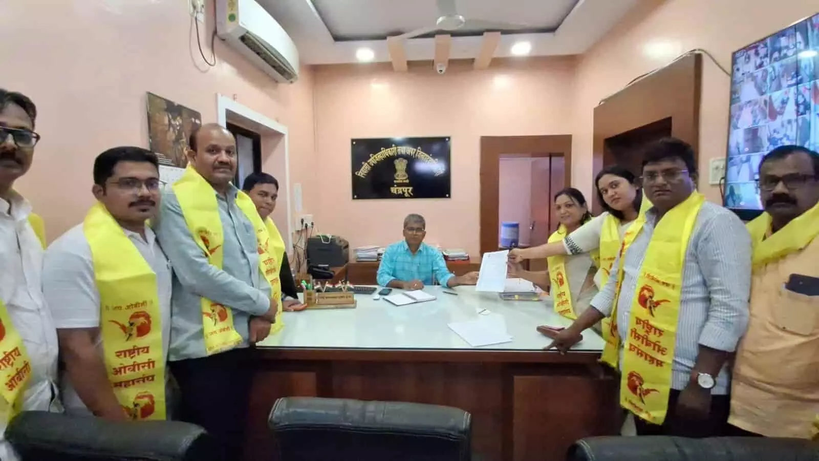 तस्वीर में चंद्रपुर जिलाधिकारी कार्यालय में राष्ट्रीय ओबीसी महासंघ के पदाधिकारी ज्ञापन सौंपते हुए दिख रहे हैं। तस्वीर में चंद्रपुर जिलाधिकारी कार्यालय में राष्ट्रीय ओबीसी महासंघ के पदाधिकारी ज्ञापन सौंपते हुए दिख रहे हैं।