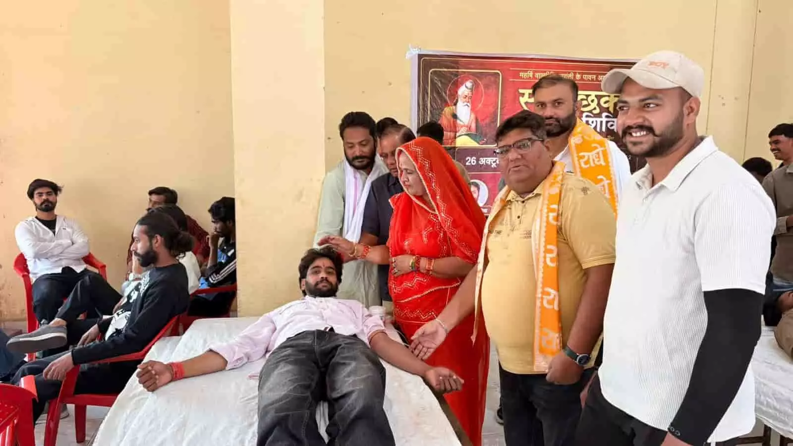 तस्वीर में जयपुर के रक्तदान शिविर में मरीज बेड पर लेटा है और अतिथि उसकी हौसला अफजाई कर रहे हैं। तस्वीर में जयपुर के रक्तदान शिविर में मरीज बेड पर लेटा है और अतिथि उसकी हौसला अफजाई कर रहे हैं।