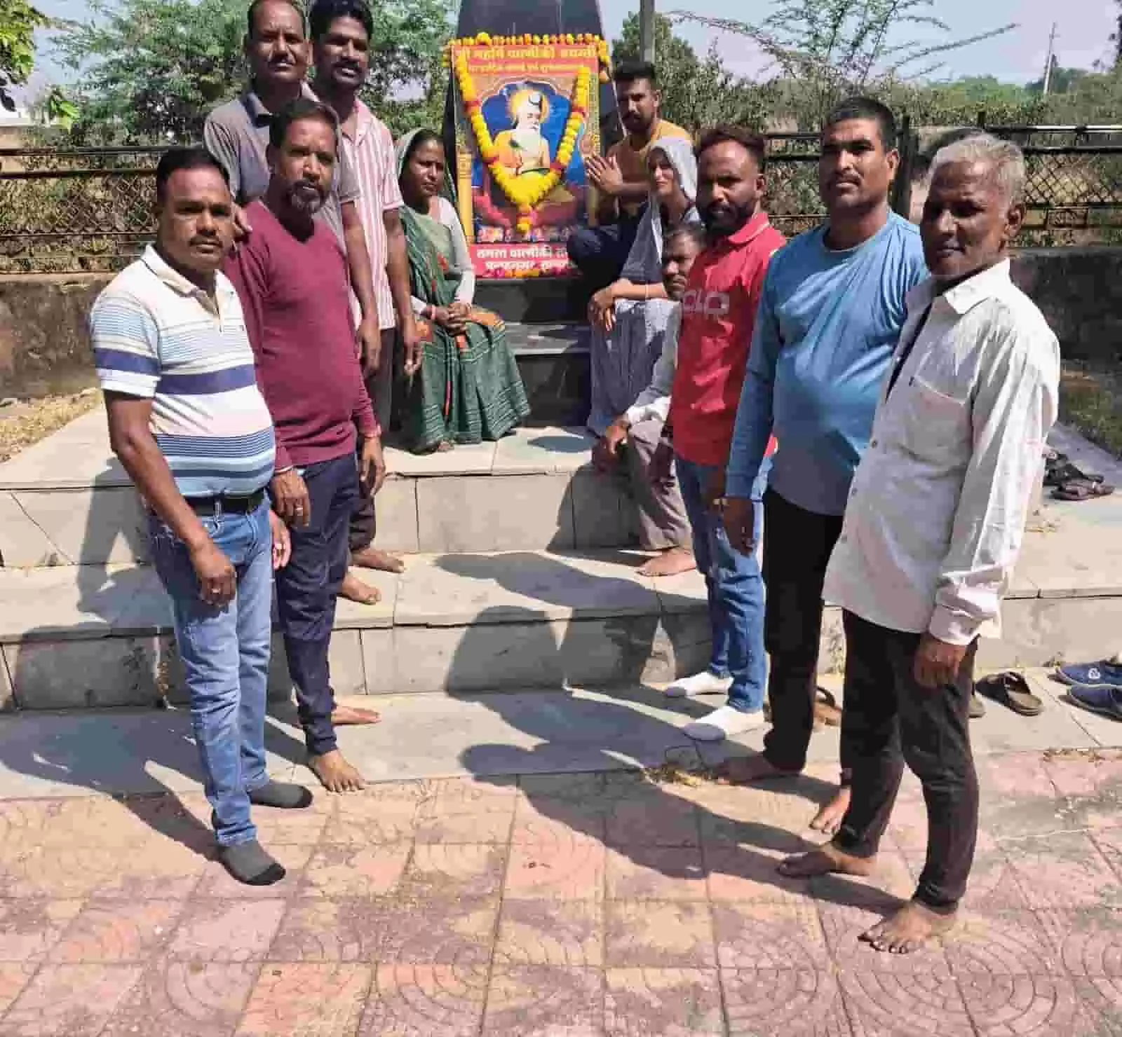 तस्वीर में फतहनगर-सनवाड़ में महर्षि वाल्मीकि की तस्वीर के पास उपस्थित सफाई कर्मचारी और वाल्मीकि समाज के लोग। तस्वीर में फतहनगर-सनवाड़ में महर्षि वाल्मीकि की तस्वीर के पास उपस्थित सफाई कर्मचारी और वाल्मीकि समाज के लोग।
