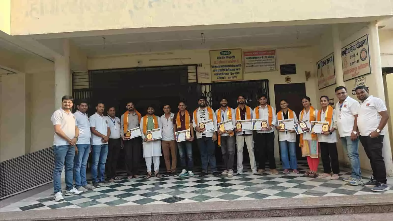 तस्वीर में फतहनगर के आयुर्वेदिक चिकित्सा शिविर में सम्मानित होने वाले डॉक्टर और कार्यकर्ता दिख रहे हैं। तस्वीर में फतहनगर के आयुर्वेदिक चिकित्सा शिविर में सम्मानित होने वाले डॉक्टर और कार्यकर्ता दिख रहे हैं।