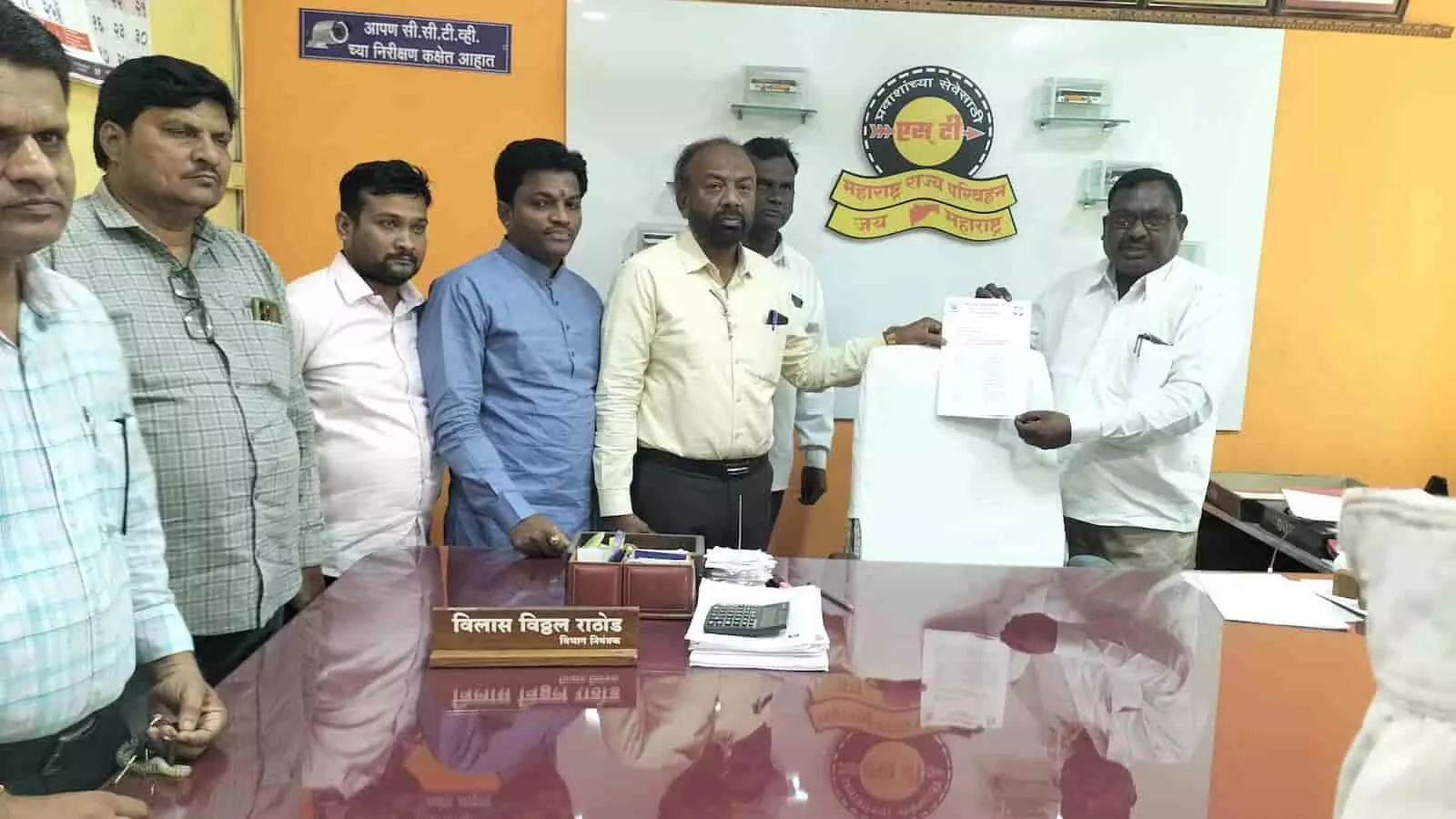 तस्वीर में लातूर एसटी कार्यालय के भीतर ज्ञापन सौंपते हुए कांग्रेस पदाधिकारी दिख रहे हैं। तस्वीर में लातूर एसटी कार्यालय के भीतर ज्ञापन सौंपते हुए कांग्रेस पदाधिकारी दिख रहे हैं।