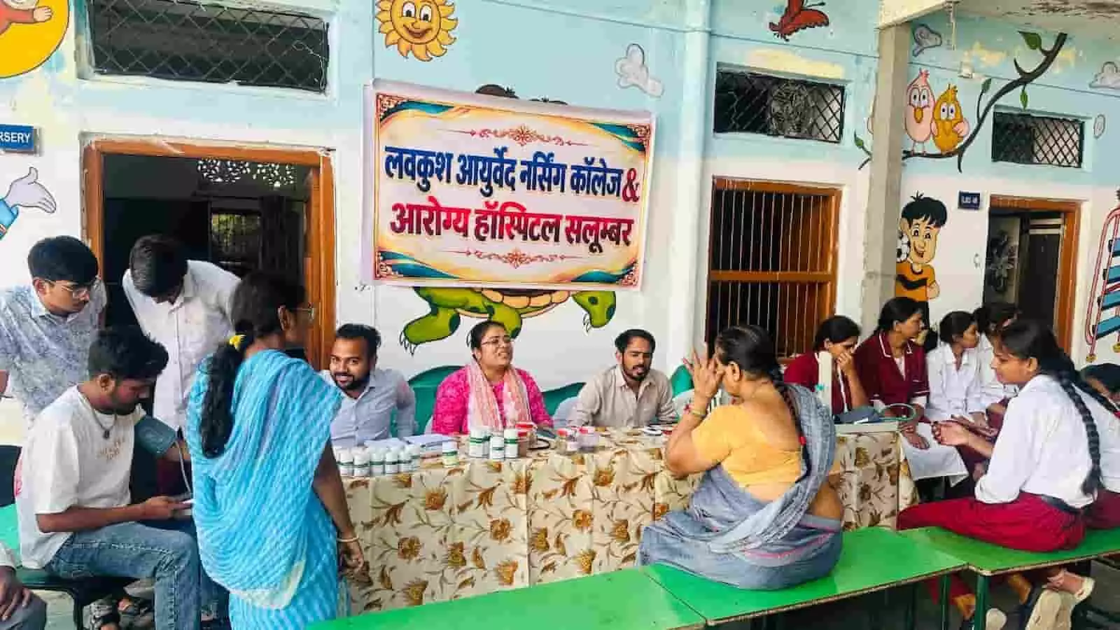तस्वीर में सलूम्बर के लवकुश विद्यालय परिसर में आयोजित निःशुल्क शिविर में मरीजों की जांच करते स्वास्थ्य कर्मी।