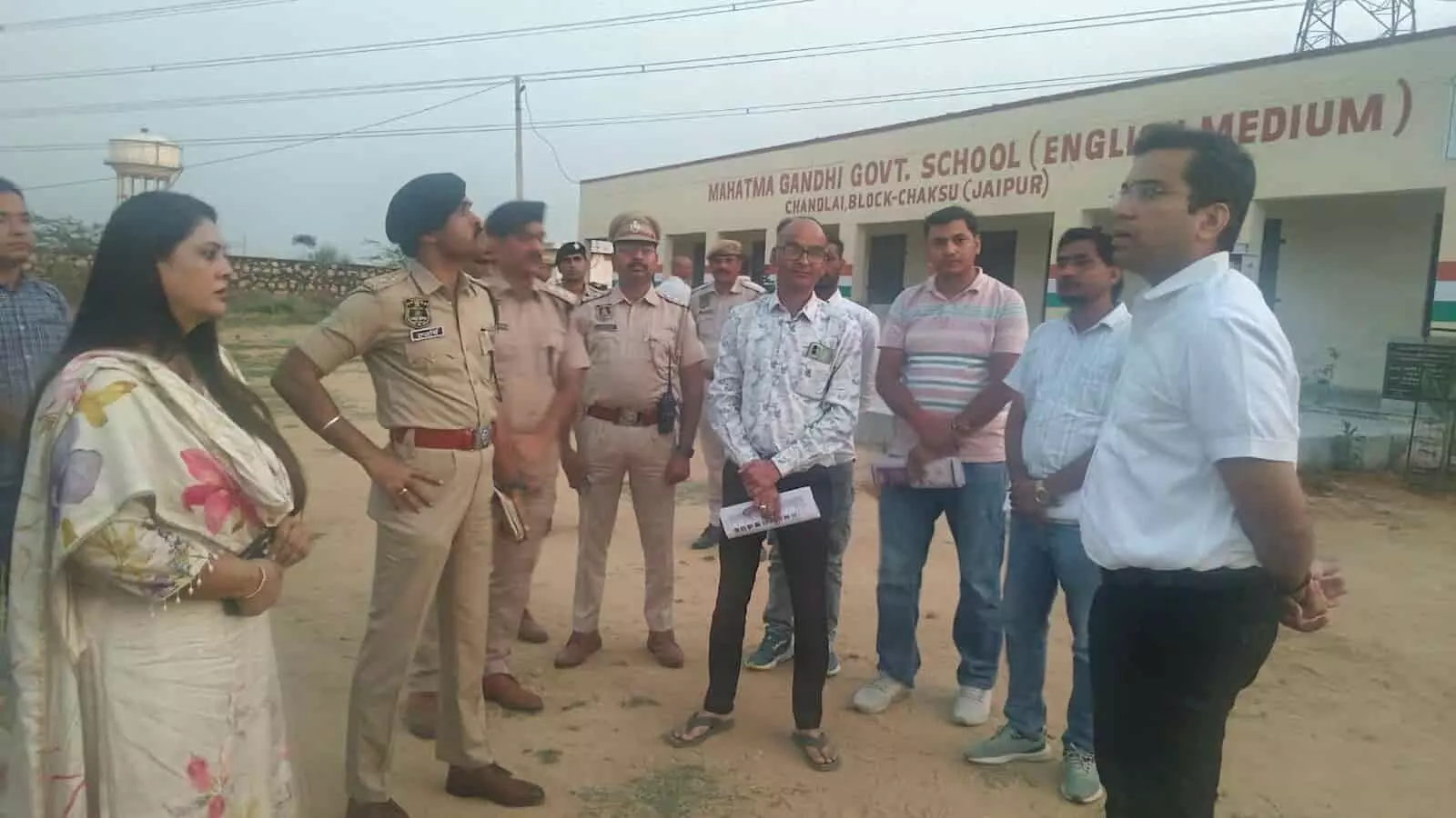 तस्वीर में चाकसू के चंदलाई सरकारी स्कूल में मतदान केंद्र का निरीक्षण करते जिला निर्वाचन अधिकारी संदेश नायक और पुलिस अधिकारी।