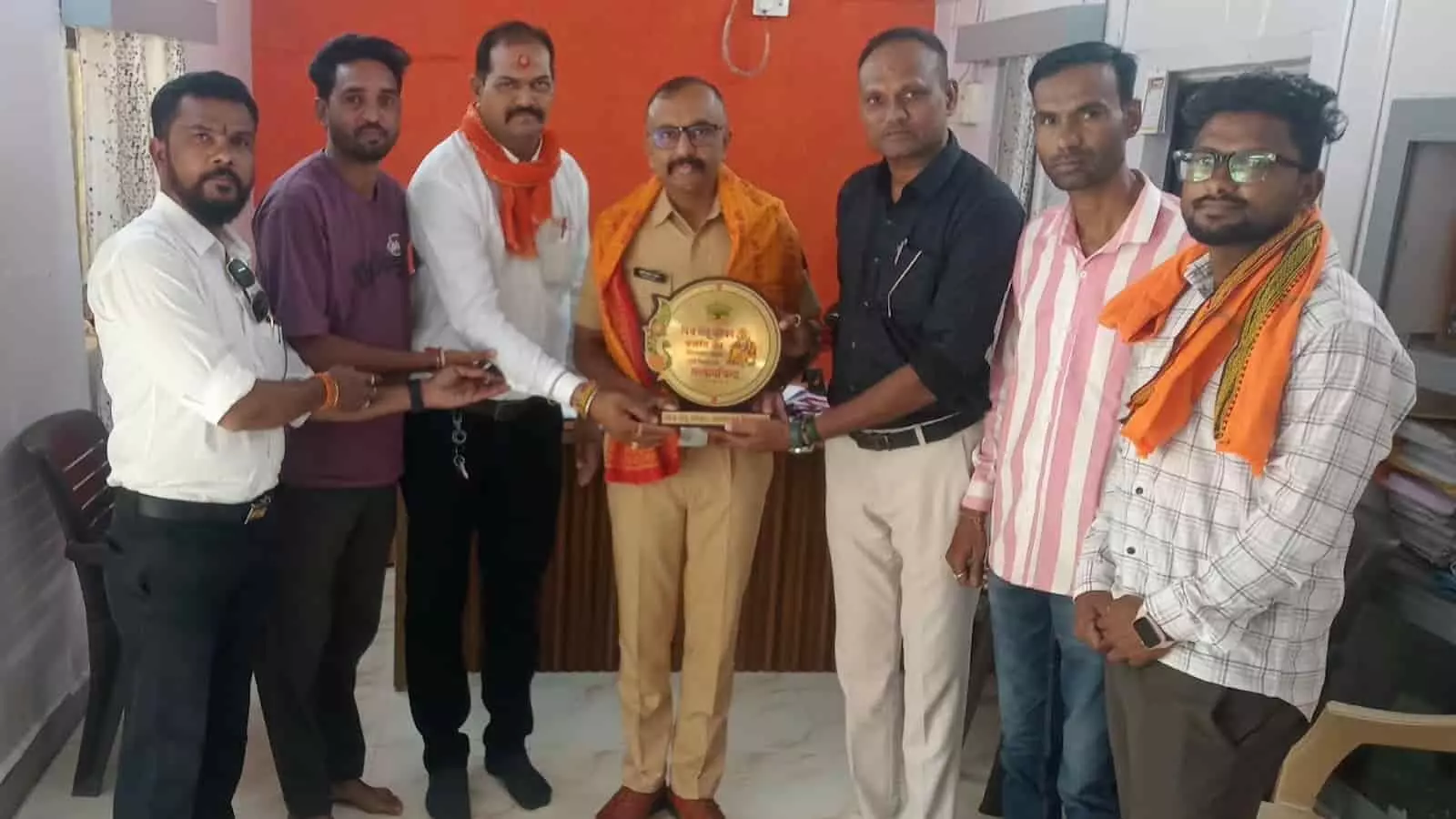 तस्वीर में हिंगणघाट में विश्व हिंदू परिषद के कार्यकर्ता पुलिस अधिकारी को सम्मानचिह्न भेंट करते हुए।