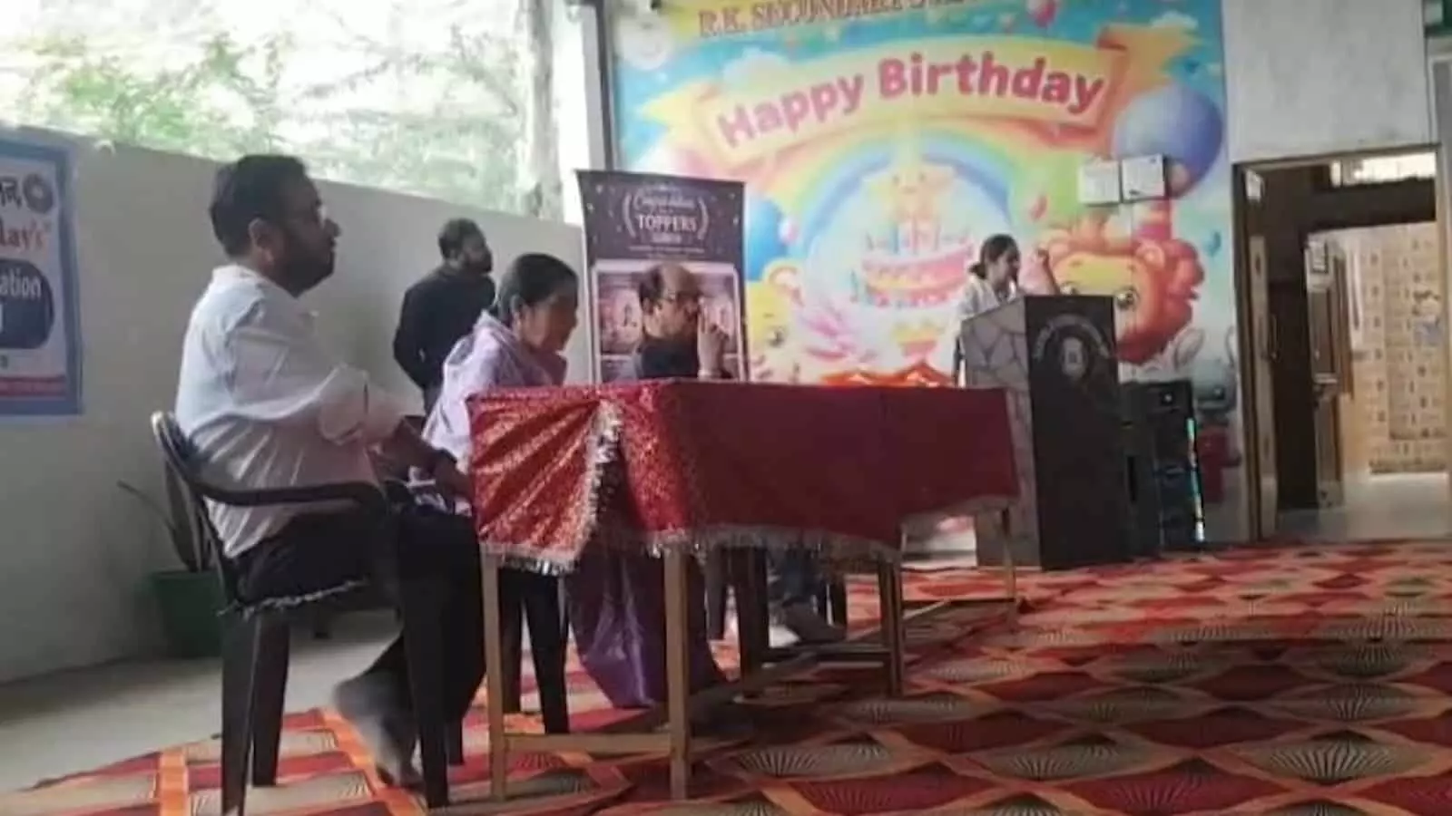 तस्वीर में आमेट के आरके स्कूल में विधिक सेवा जागरूकता अभियान के दौरान बैठे अतिथिगण नजर आ रहे हैं.