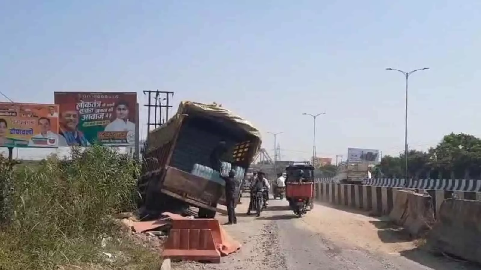 तस्वीर में पिलखुवा नेशनल हाईवे पर डिवाइडर पर दुर्घटनाग्रस्त हुआ पानी से भरा ट्रक दिख रहा है। तस्वीर में पिलखुवा नेशनल हाईवे पर डिवाइडर पर दुर्घटनाग्रस्त हुआ पानी से भरा ट्रक दिख रहा है।