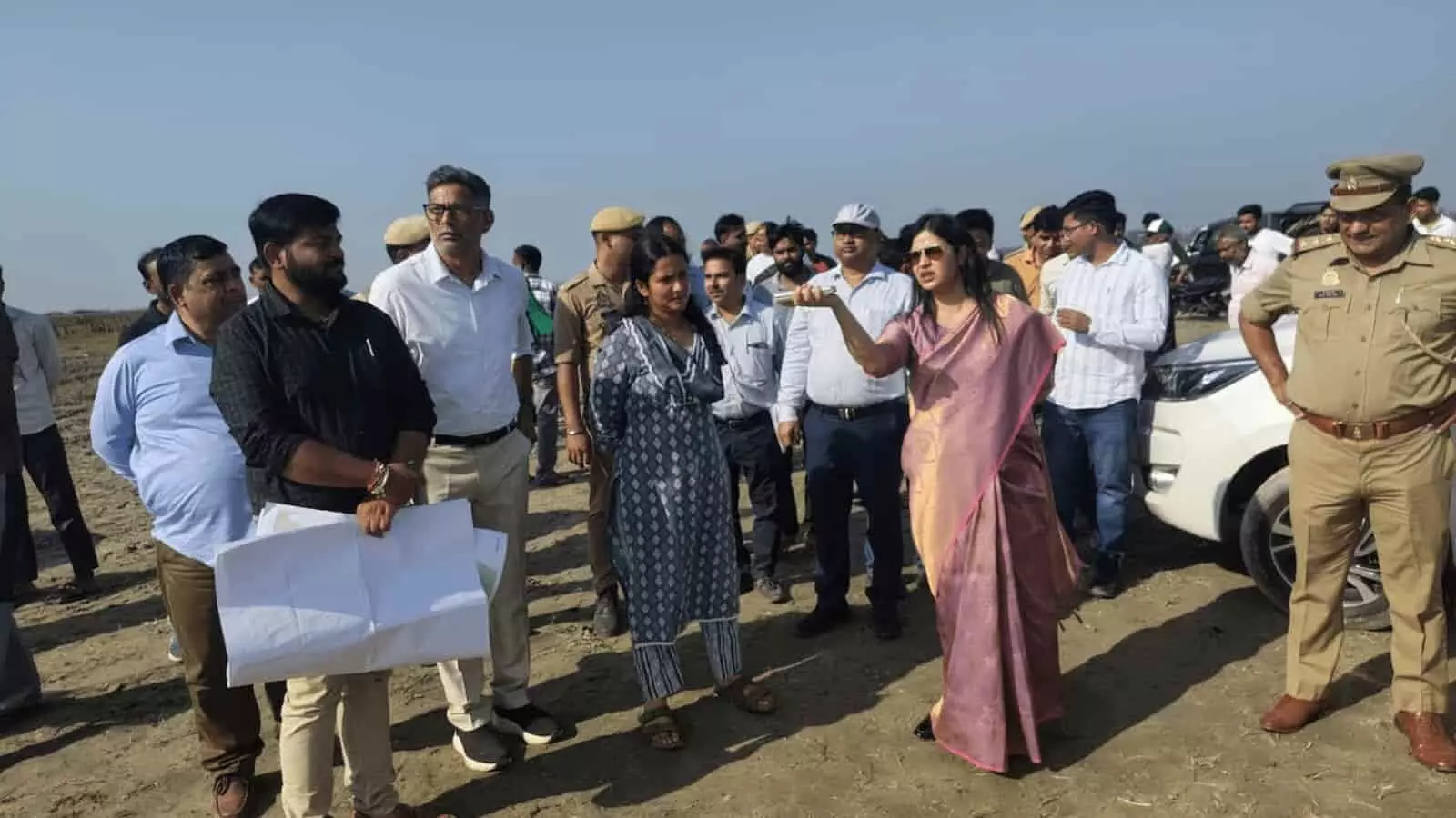 तस्वीर में हापुड़ की जिलाधिकारी कविता मीना अधिकारियों के साथ गढ़मुक्तेश्वर मेला स्थल का निरीक्षण करती दिख रही हैं। तस्वीर में हापुड़ की जिलाधिकारी कविता मीना अधिकारियों के साथ गढ़मुक्तेश्वर मेला स्थल का निरीक्षण करती दिख रही हैं।