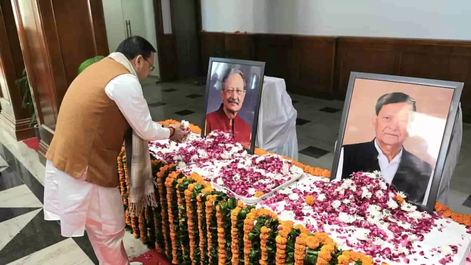तस्वीर में मुख्यमंत्री पुष्कर सिंह धामी गैरसैंण विधानसभा में स्वर्गीय भुवन चन्द्र खण्डूड़ी को श्रद्धांजलि अर्पित कर रहे हैं। तस्वीर में मुख्यमंत्री पुष्कर सिंह धामी गैरसैंण विधानसभा में स्वर्गीय भुवन चन्द्र खण्डूड़ी को श्रद्धांजलि अर्पित कर रहे हैं।