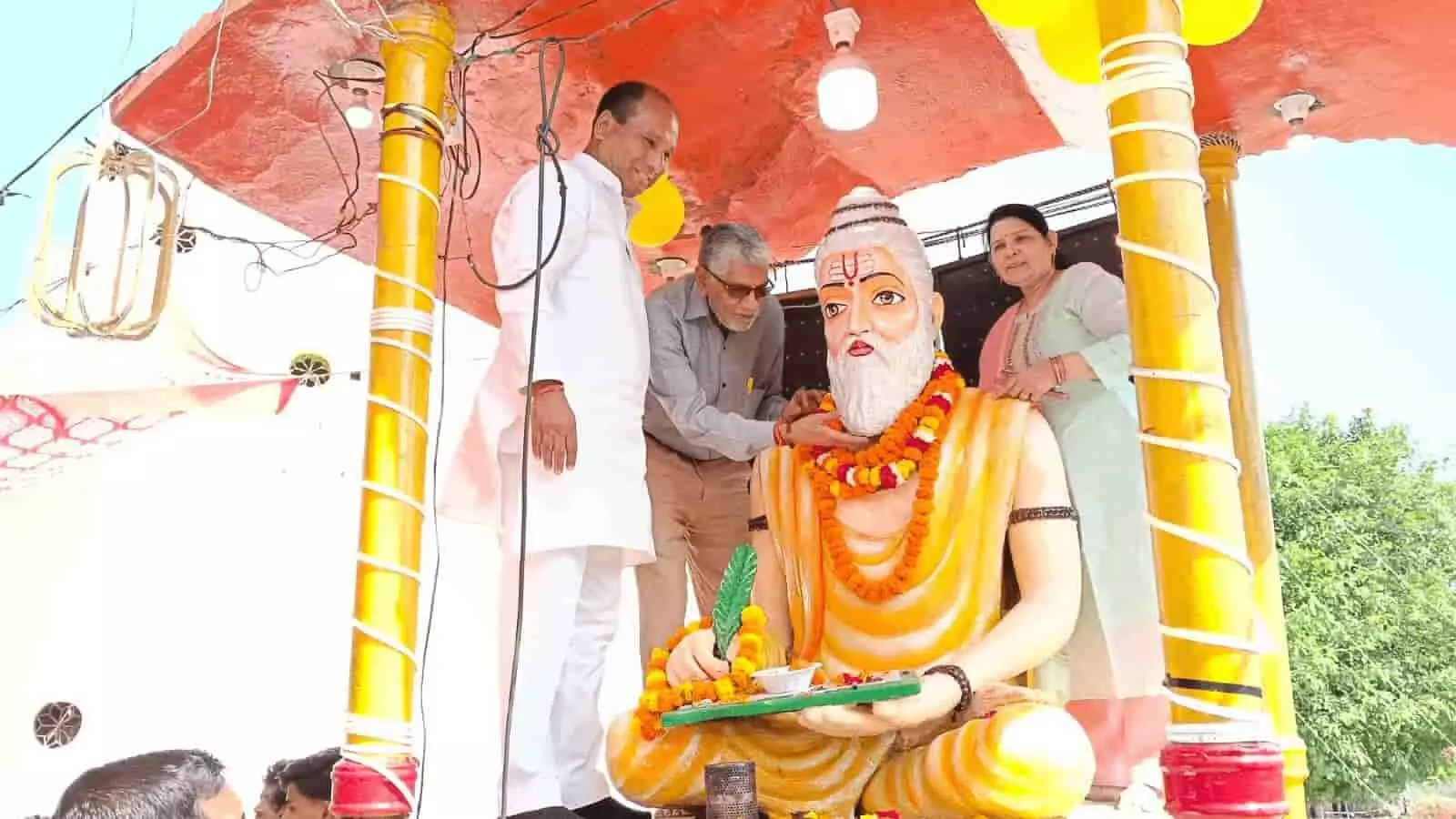 तस्वीर में गढ़मुक्तेश्वर के नक्का कुआं मंदिर में महर्षि वाल्मीकि की प्रतिमा नजर आ रही है। तस्वीर में गढ़मुक्तेश्वर के नक्का कुआं मंदिर में महर्षि वाल्मीकि की प्रतिमा नजर आ रही है।