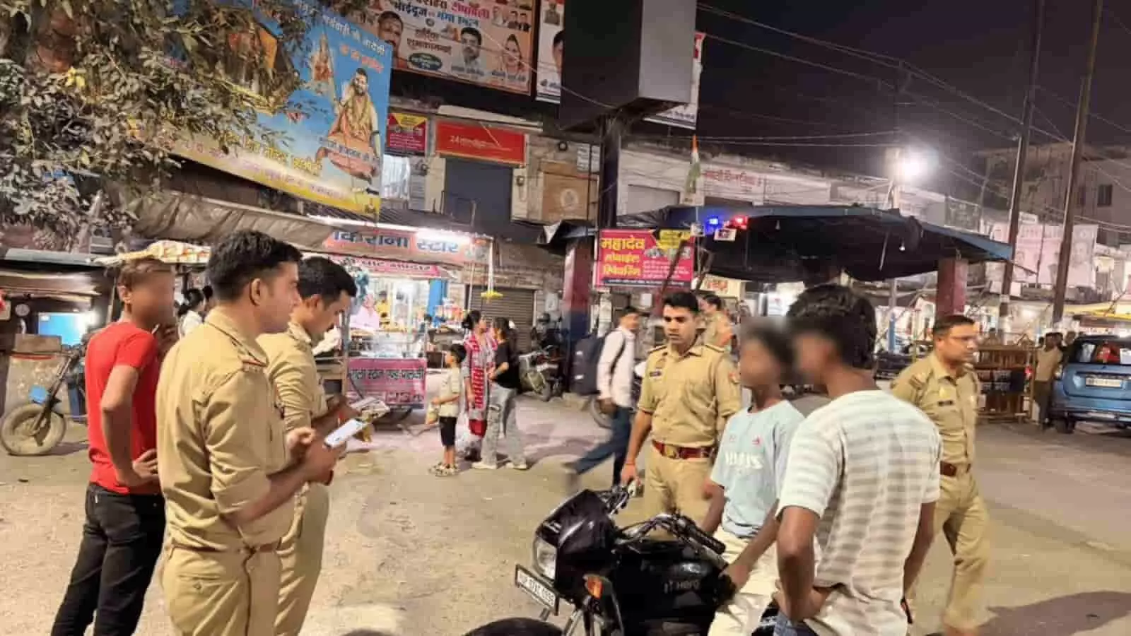 तस्वीर में हापुड़ में सड़क पर वाहन चेकिंग करते हुए पुलिसकर्मी और वाहन चालक नजर आ रहे हैं। तस्वीर में हापुड़ में सड़क पर वाहन चेकिंग करते हुए पुलिसकर्मी और वाहन चालक नजर आ रहे हैं।