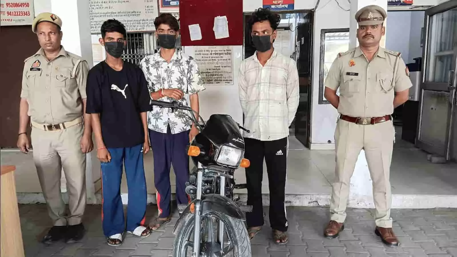 तस्वीर में सिम्भावली थाने में पकड़े गए आरोपियों के साथ चोरी की मोटरसाइकिल और पुलिसकर्मी दिख रहे हैं। तस्वीर में सिम्भावली थाने में पकड़े गए आरोपियों के साथ चोरी की मोटरसाइकिल और पुलिसकर्मी दिख रहे हैं।