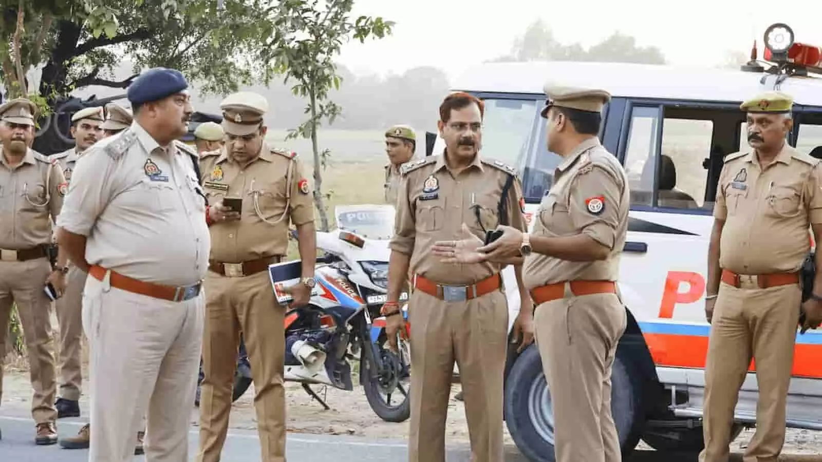 तस्वीर में हापुड़ में पुलिस अधीक्षक अधिकारियों के साथ सुरक्षा और यातायात व्यवस्था का निरीक्षण करते दिख रहे हैं। तस्वीर में हापुड़ में पुलिस अधीक्षक अधिकारियों के साथ सुरक्षा और यातायात व्यवस्था का निरीक्षण करते दिख रहे हैं।