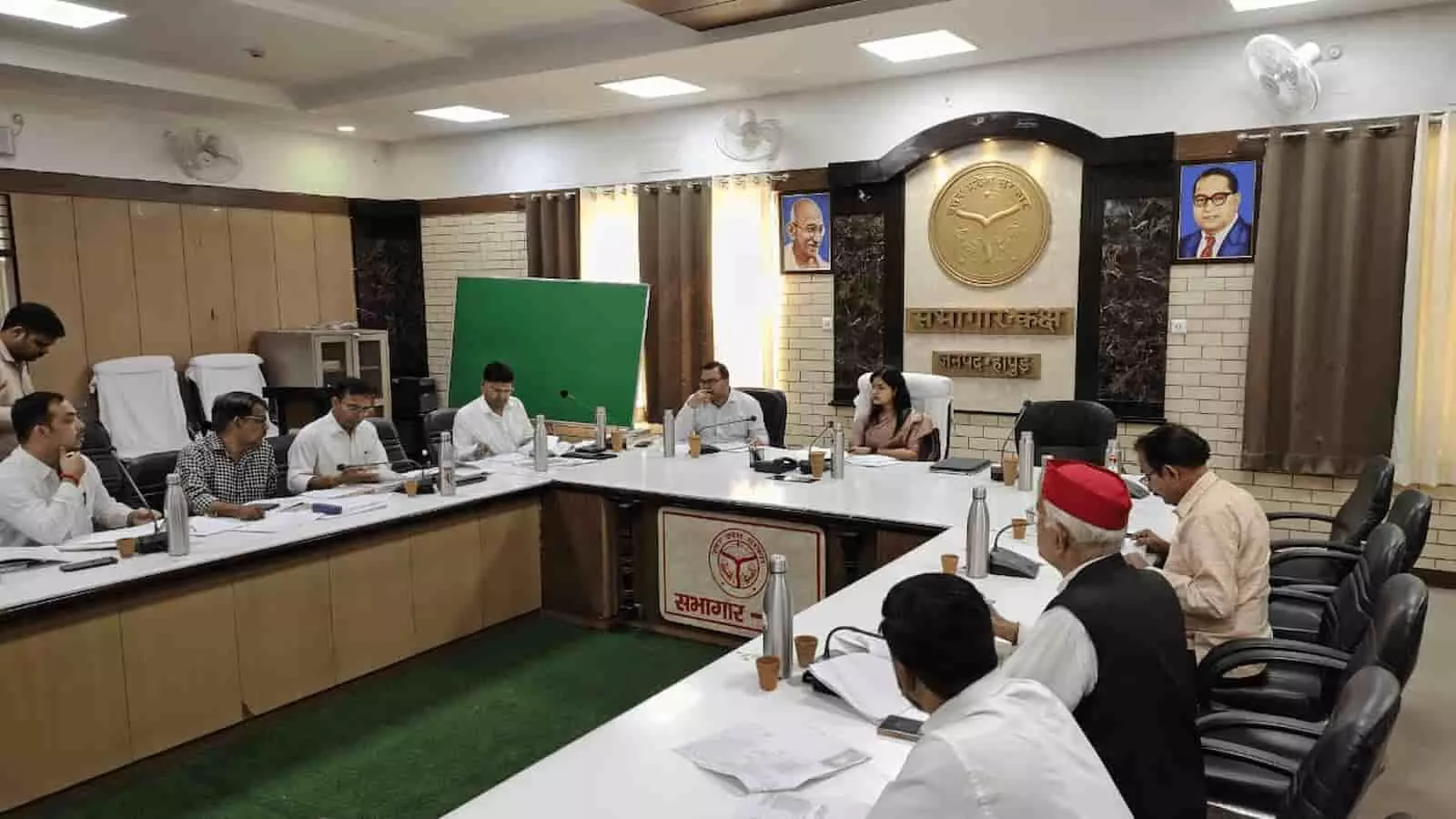 तस्वीर में हापुड़ कलेक्ट्रेट सभागार में अधिकारियों और राजनीतिक दलों के प्रतिनिधियों संग बैठक करतीं जिलाधिकारी नजर आ रही हैं। तस्वीर में हापुड़ कलेक्ट्रेट सभागार में अधिकारियों और राजनीतिक दलों के प्रतिनिधियों संग बैठक करतीं जिलाधिकारी नजर आ रही हैं।