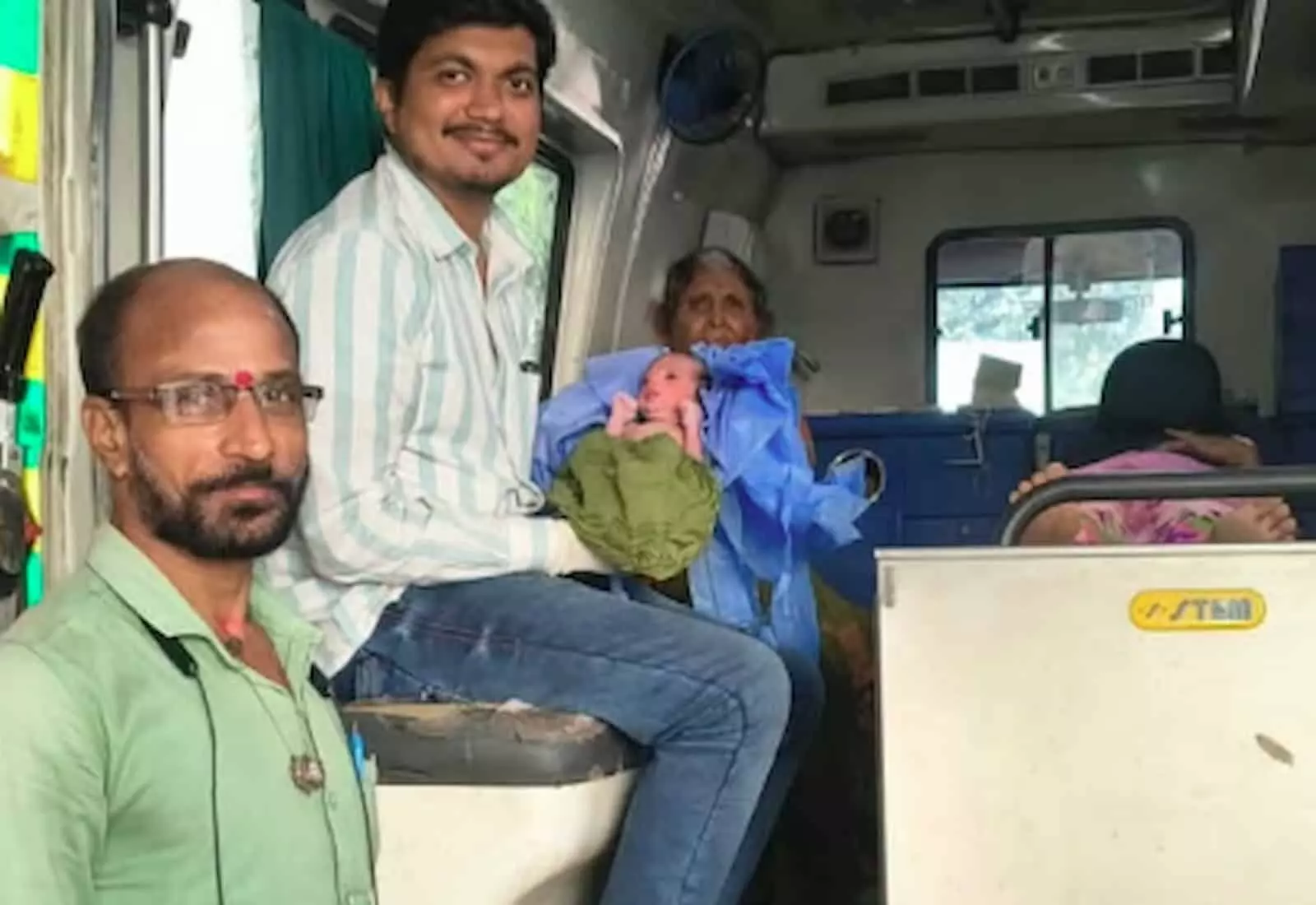 तस्वीर में 108 एंबुलेंस के अंदर डॉक्टर और पायलट सुरक्षित प्रसव के बाद नवजात के साथ दिखाई दे रहे हैं। तस्वीर में 108 एंबुलेंस के अंदर डॉक्टर और पायलट सुरक्षित प्रसव के बाद नवजात के साथ दिखाई दे रहे हैं।