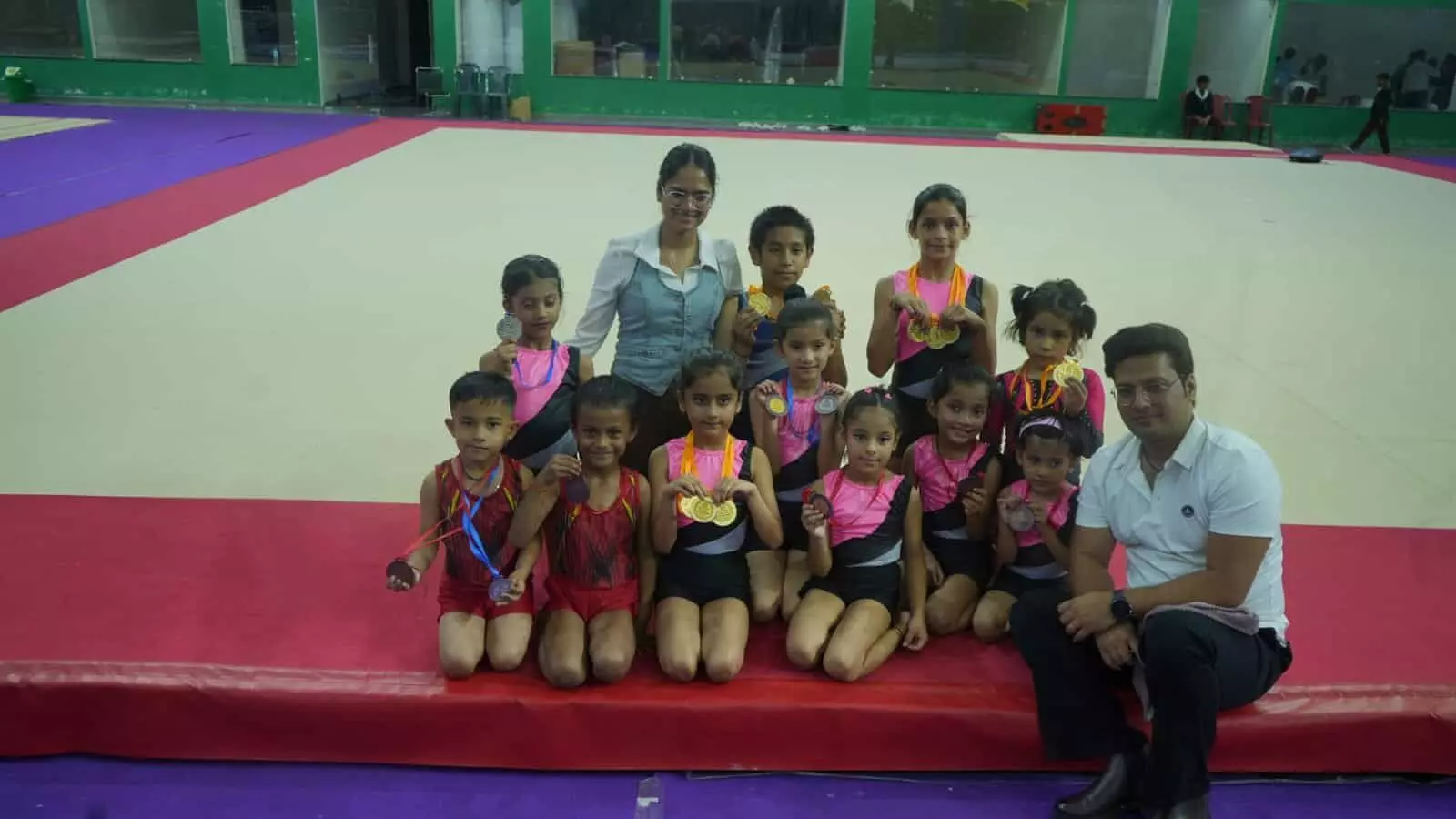 तस्वीर में देहरादून में आयोजित राज्य स्तरीय प्रतियोगिता के विजेता बालक व बालिका जिम्नास्ट पदक दिखाए खड़े हैं। तस्वीर में देहरादून में आयोजित राज्य स्तरीय प्रतियोगिता के विजेता बालक व बालिका जिम्नास्ट पदक दिखाए खड़े हैं।