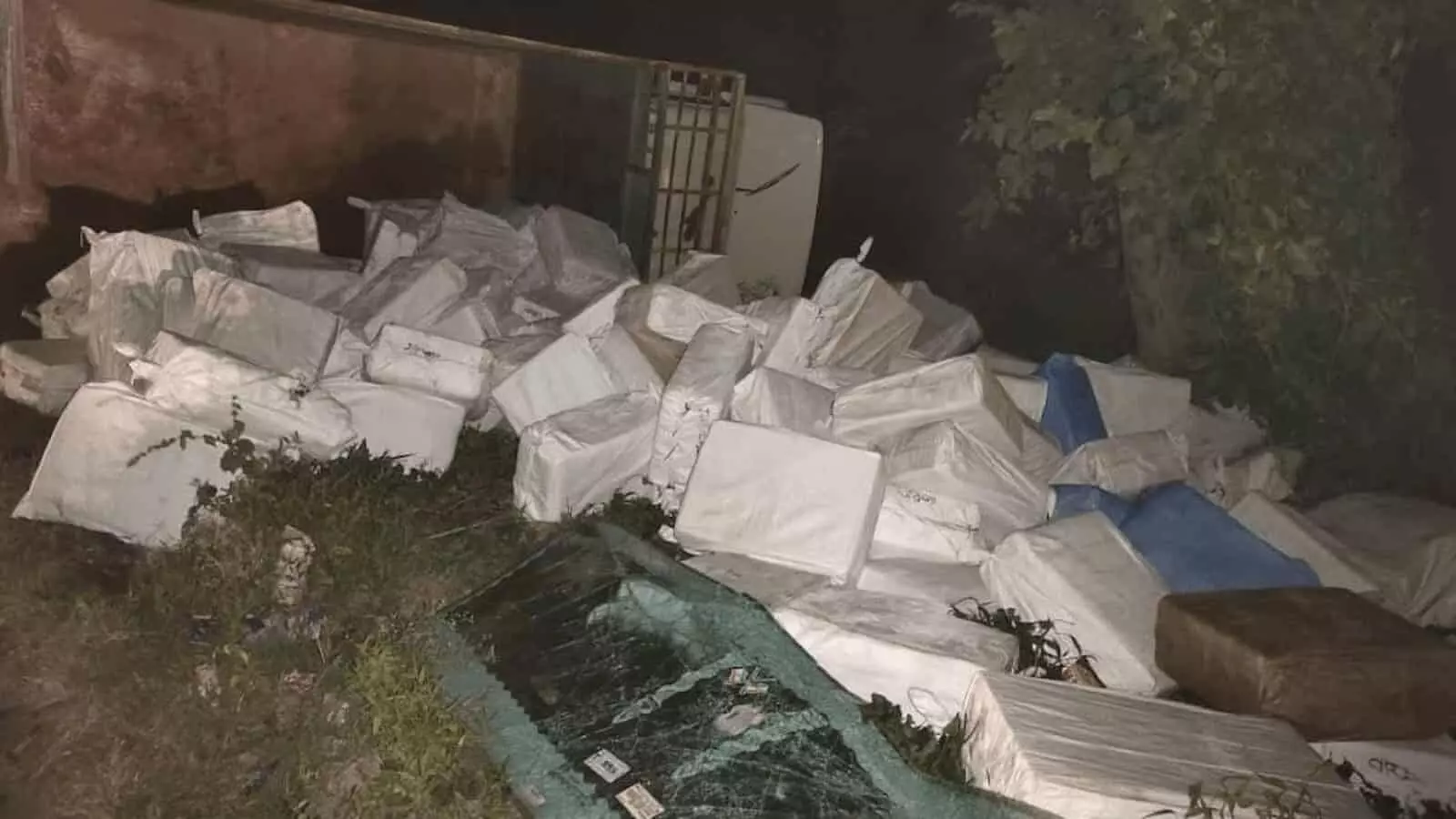 तस्वीर में गढ़-स्याना मार्ग पर हादसे के बाद सड़क किनारे बिखरी हुई मिठाइयों के पैकेट और पलटा हुआ वाहन नजर आ रहा है। तस्वीर में गढ़-स्याना मार्ग पर हादसे के बाद सड़क किनारे बिखरी हुई मिठाइयों के पैकेट और पलटा हुआ वाहन नजर आ रहा है।