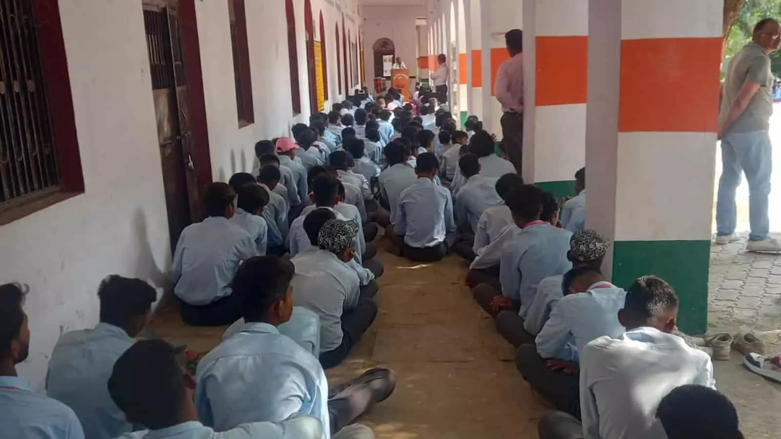 तस्वीर में खेरवाड़ा के स्कूल में विधिक जागरूकता कार्यक्रम सुनते हुए विद्यार्थी तस्वीर में खेरवाड़ा के स्कूल में विधिक जागरूकता कार्यक्रम सुनते हुए विद्यार्थी
