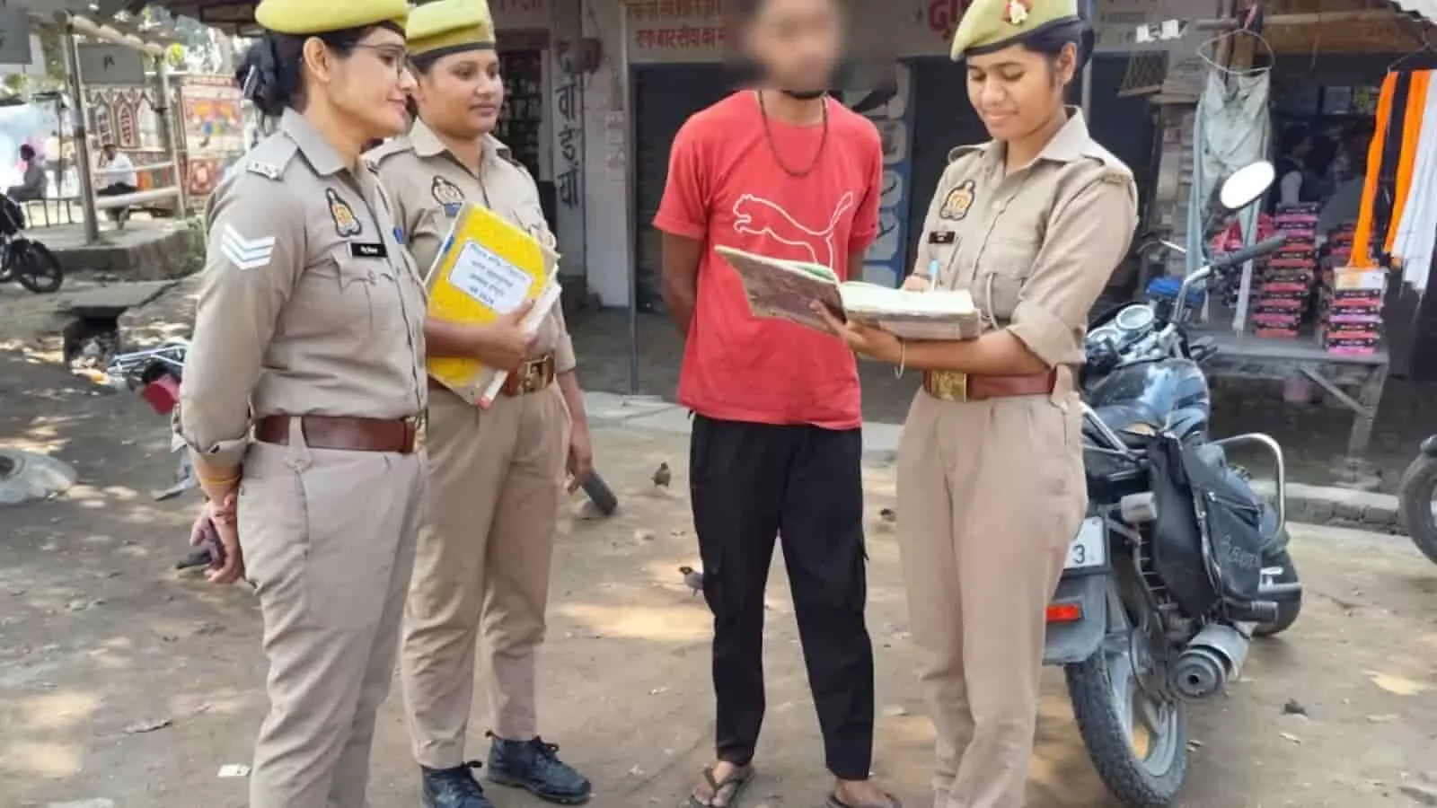 तस्वीर मेंतस्वीर में महिला पुलिसकर्मी हापुड़ के बाजार में एक संदिग्ध युवक से पूछताछ करती दिख रही हैं। तस्वीर मेंतस्वीर में महिला पुलिसकर्मी हापुड़ के बाजार में एक संदिग्ध युवक से पूछताछ करती दिख रही हैं।