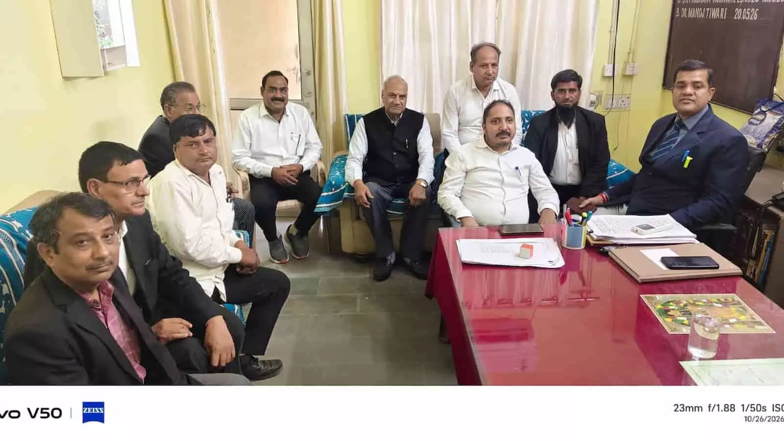 तस्वीर में डीग में आगामी लोक अदालतों और मेडिएशन अभियान की तैयारियों को लेकर बैठक करते अधिकारी। तस्वीर में डीग में आगामी लोक अदालतों और मेडिएशन अभियान की तैयारियों को लेकर बैठक करते अधिकारी।