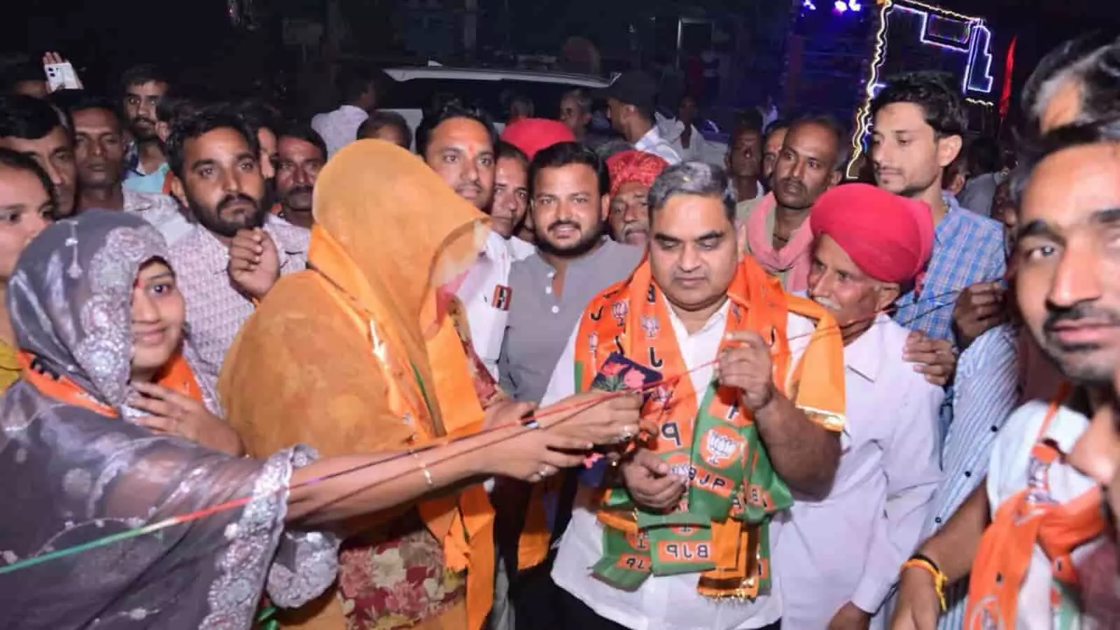 तस्वीर में मंत्री गौतम दक चित्तौड़गढ़ में समर्थकों के साथ चुनाव कार्यालय का फीता काटते हुए दिख रहे हैं। तस्वीर में मंत्री गौतम दक चित्तौड़गढ़ में समर्थकों के साथ चुनाव कार्यालय का फीता काटते हुए दिख रहे हैं।