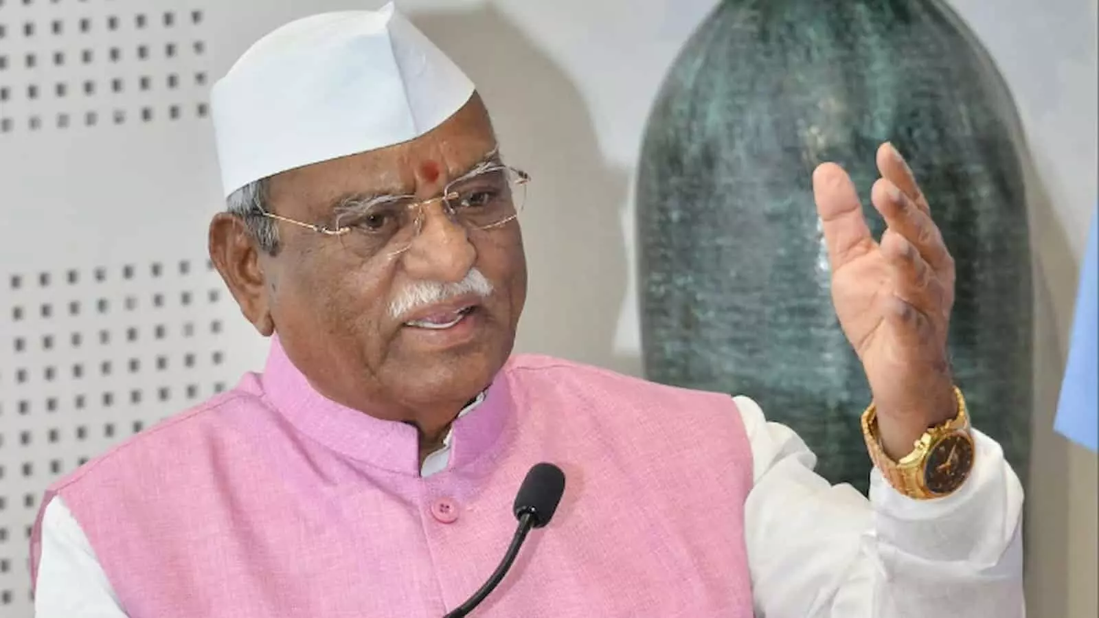 तस्वीर में सफेद टोपी पहने राजस्थान के राज्यपाल हरिभाऊ बागडे माइक के सामने बोलते हुए दिख रहे हैं। तस्वीर में सफेद टोपी पहने राजस्थान के राज्यपाल हरिभाऊ बागडे माइक के सामने बोलते हुए दिख रहे हैं।